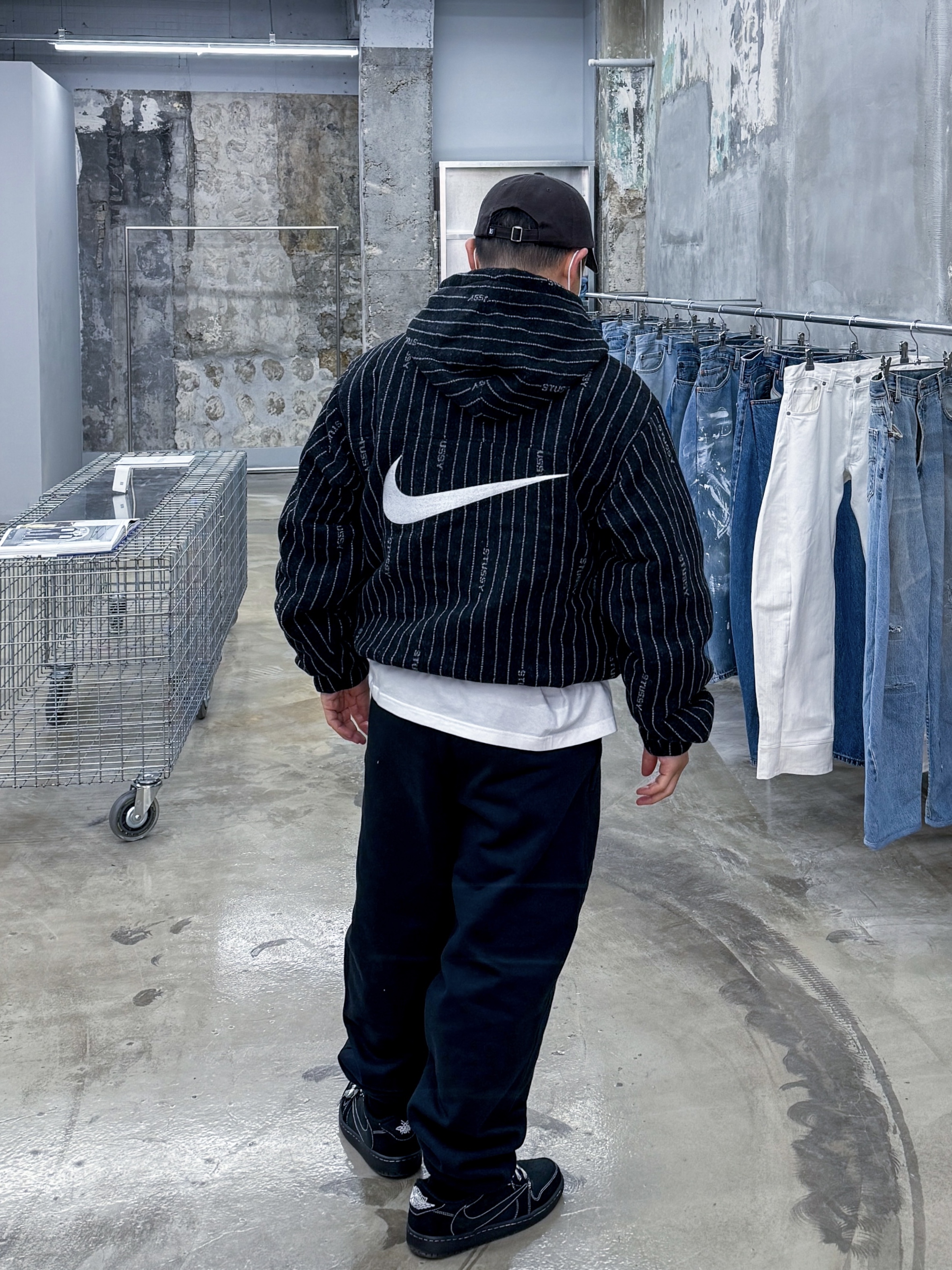 Nike x Stussy NRG Striped Wool Jacket Black (DR4023-010), Nike x Stussy Washed Fleece Pants Black (FN5235-010) 착용 스타일