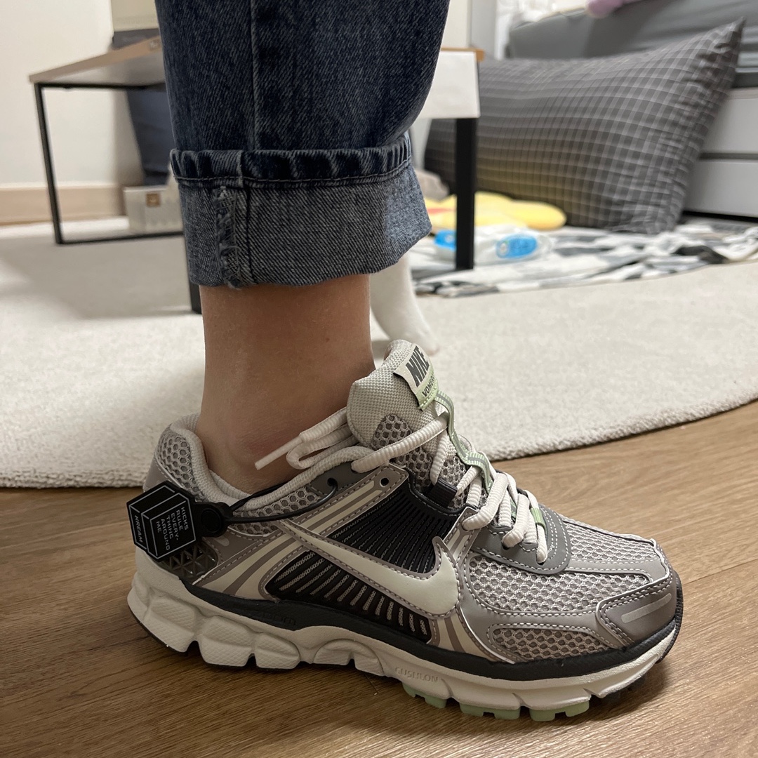 (W) Nike Zoom Vomero 5 Cobblestone and Flat Pewter 착용 스타일