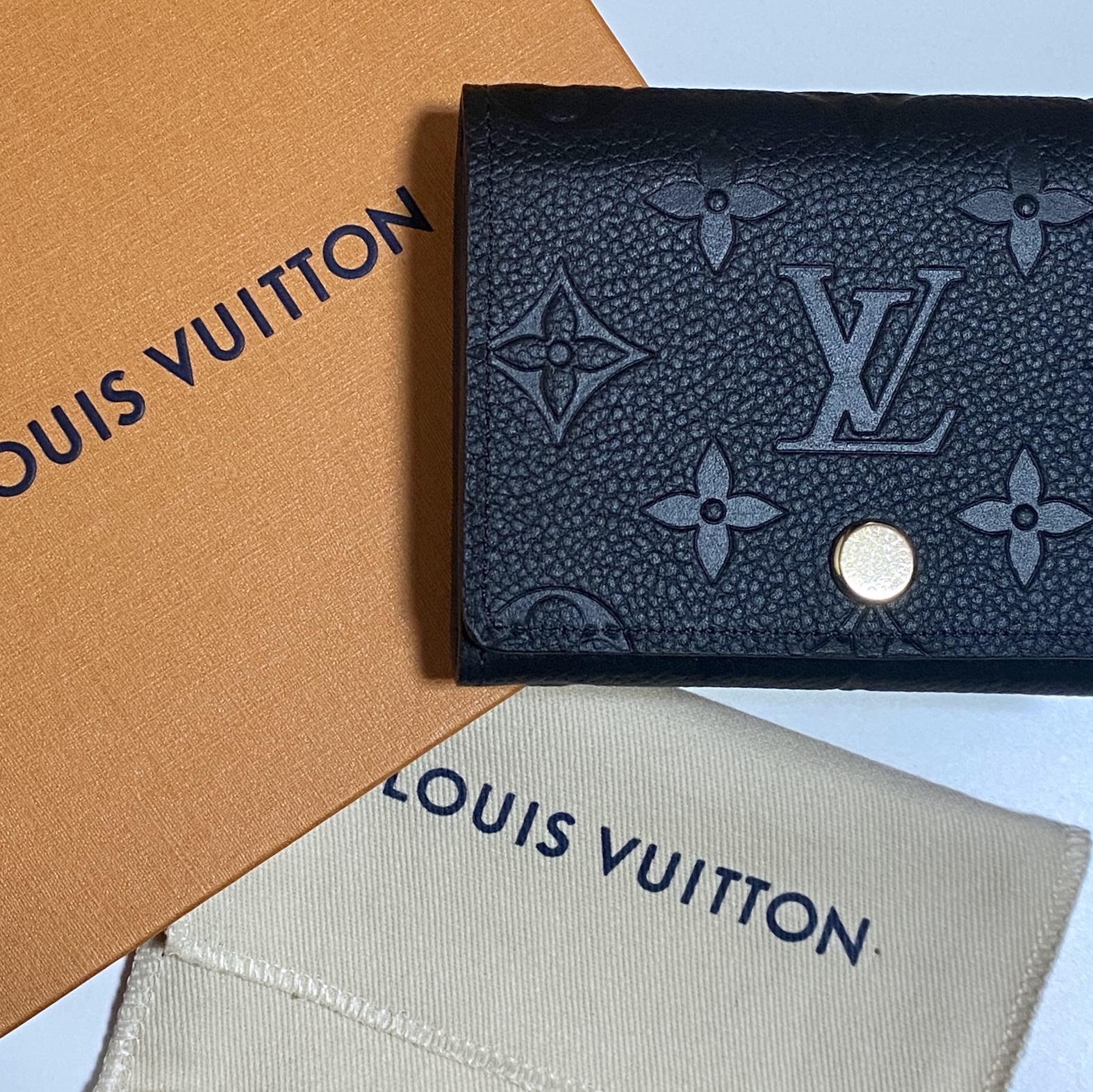 Louis Vuitton Business Card Holder Monogram Embossed Leather Black 착용 스타일