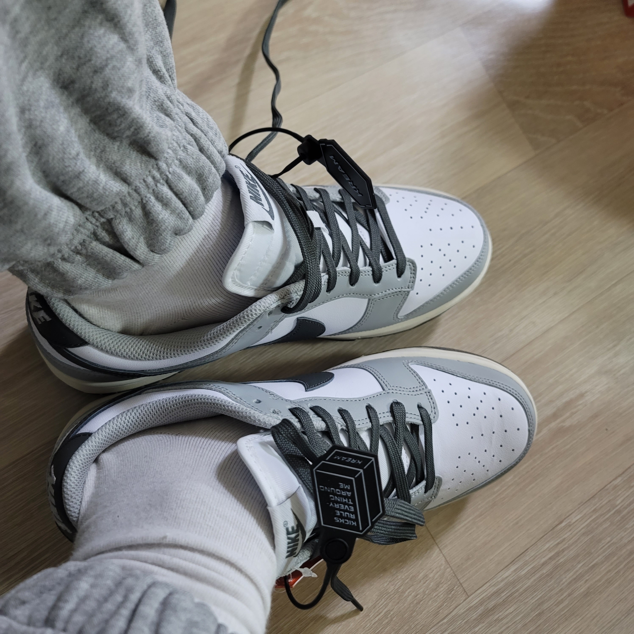 (W) Nike Dunk Low Light Smoke Grey 착용 스타일 - 2