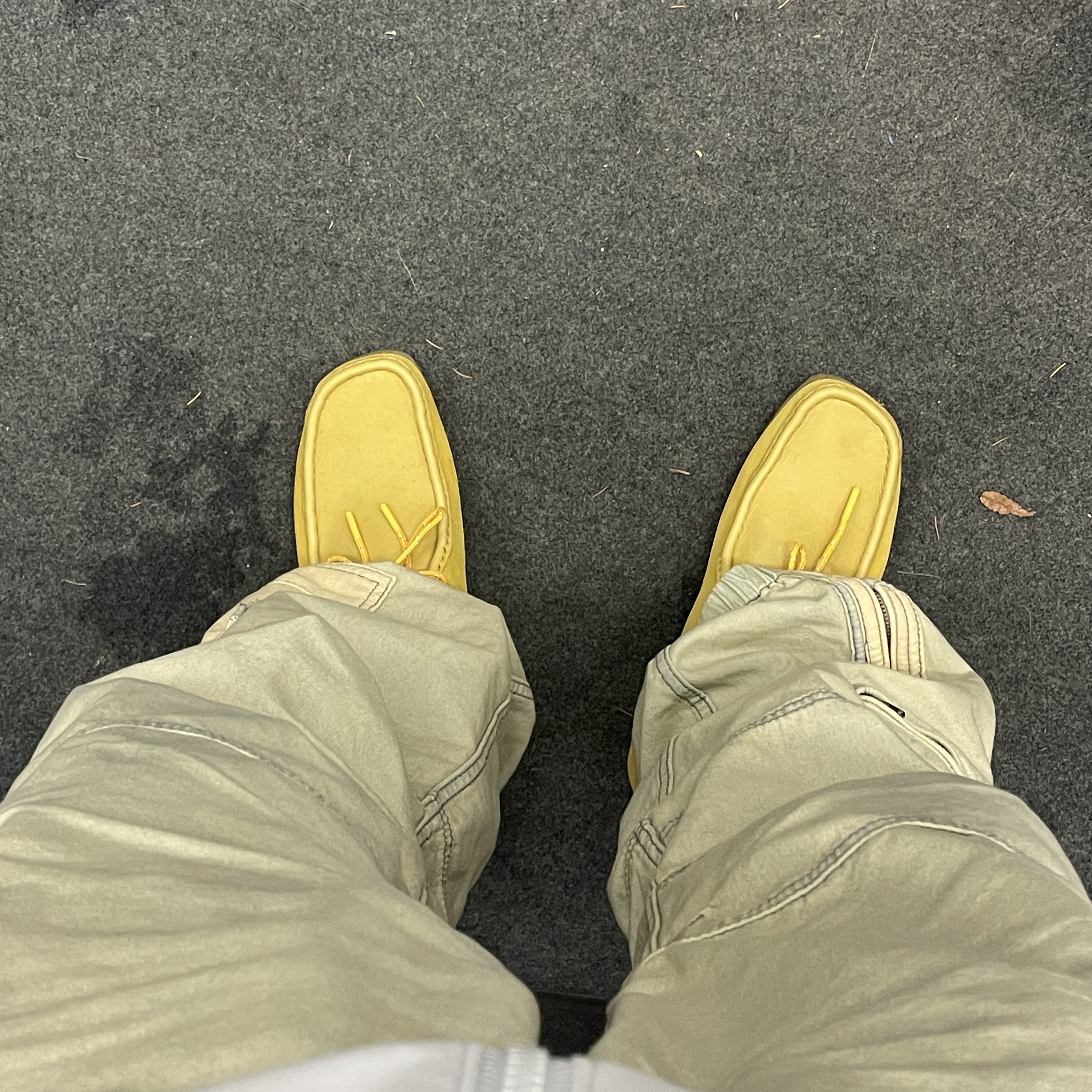 Clarks Wallabee Yellow Suede 착용 스타일