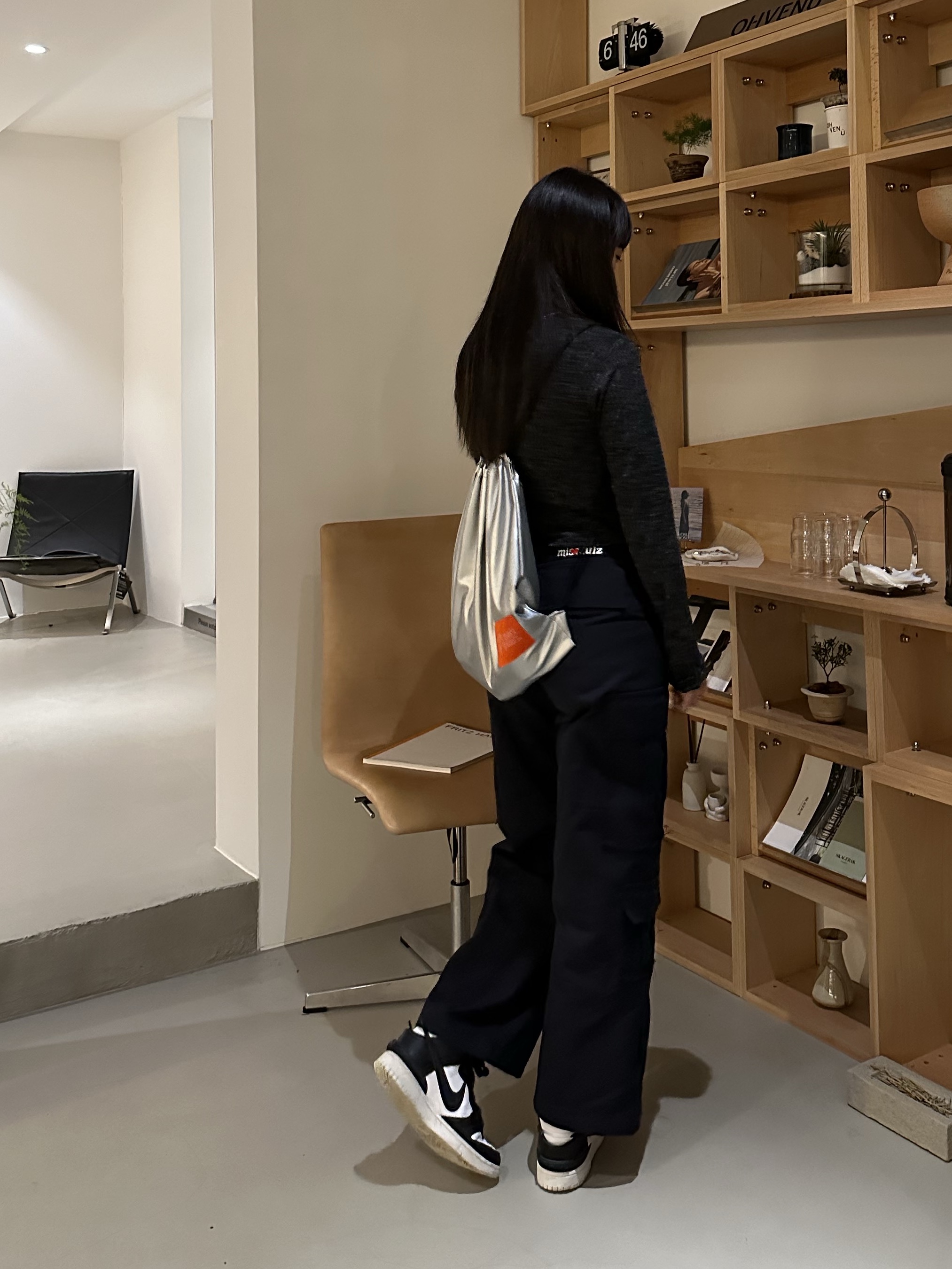 Nike x Ambush Dunk High Black, Celine Card Holder with Flap in Shiny Calfskin Black 착용 스타일 - 9