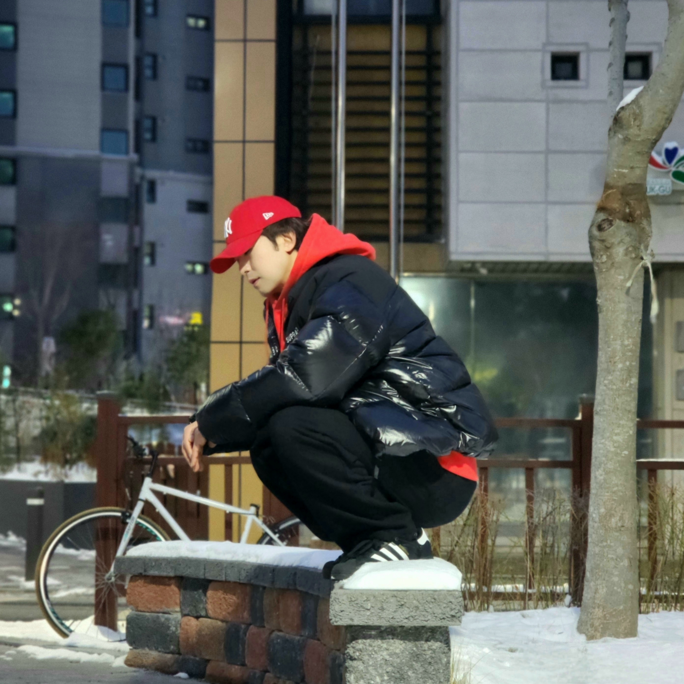 Stussy Beach Roots Hoodie Red, Adidas Superstar Core Black White 착용 스타일 - 2