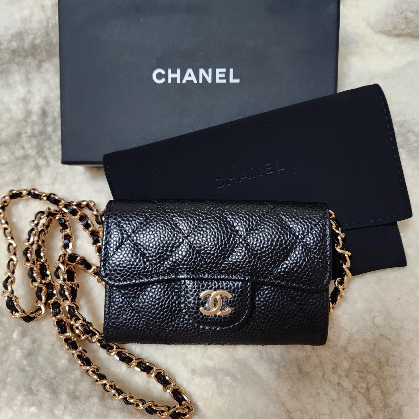 Chanel Classic Card Holder Grained Calfskin & Gold Black 착용 스타일