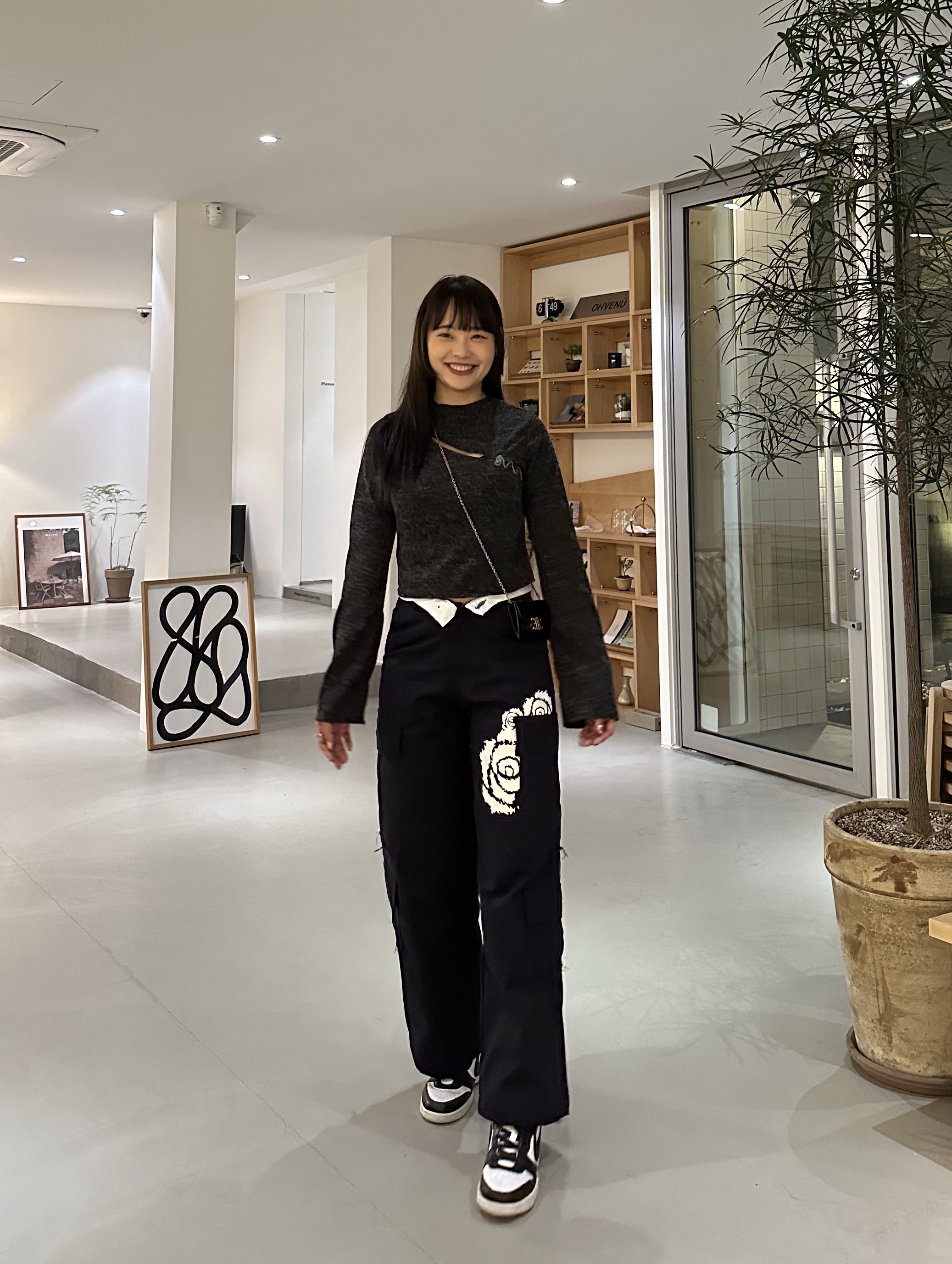 Nike x Ambush Dunk High Black, Celine Card Holder with Flap in Shiny Calfskin Black 착용 스타일 - 7