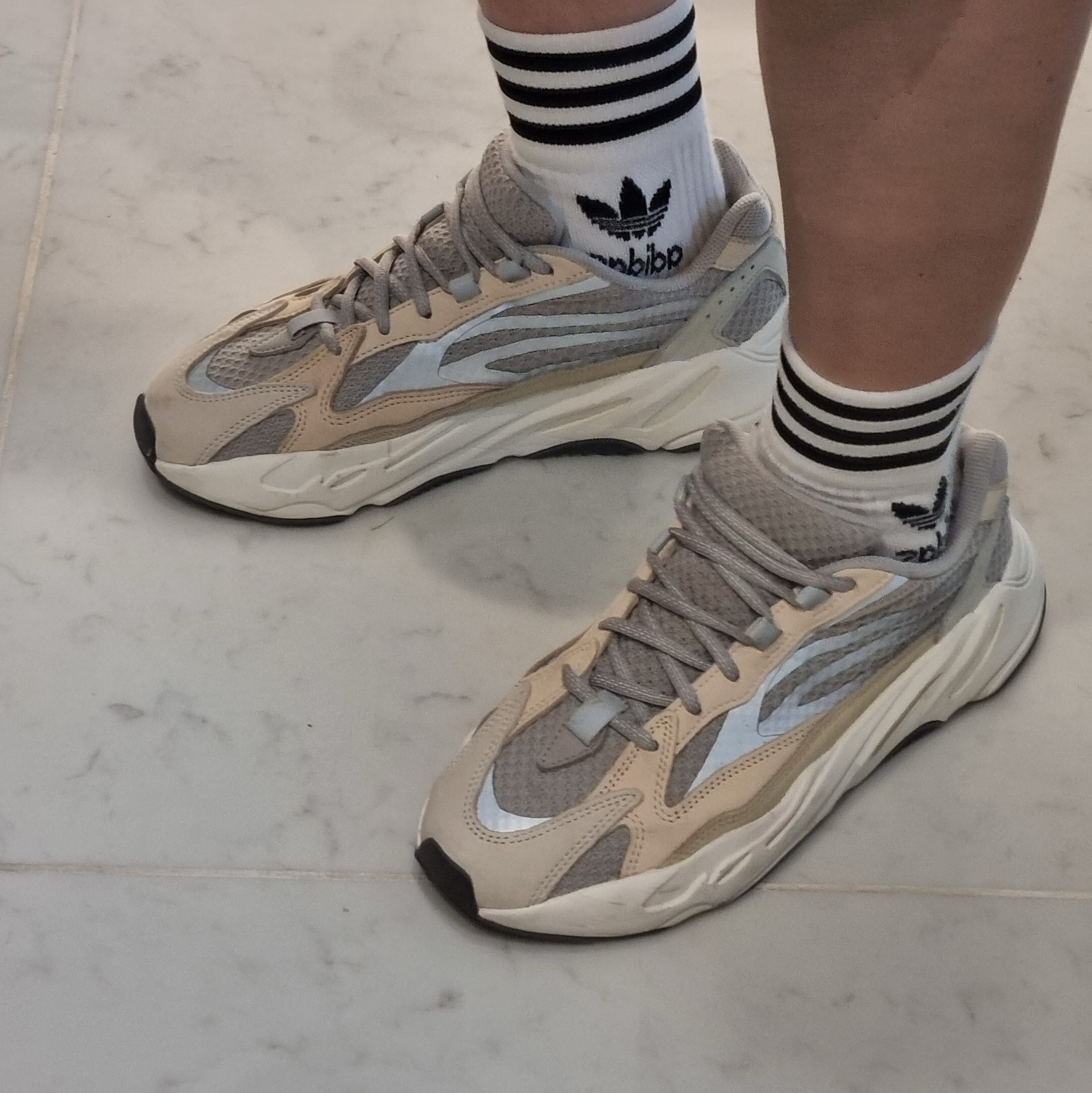 Adidas Yeezy Boost 700 V2 Cream 착용 스타일