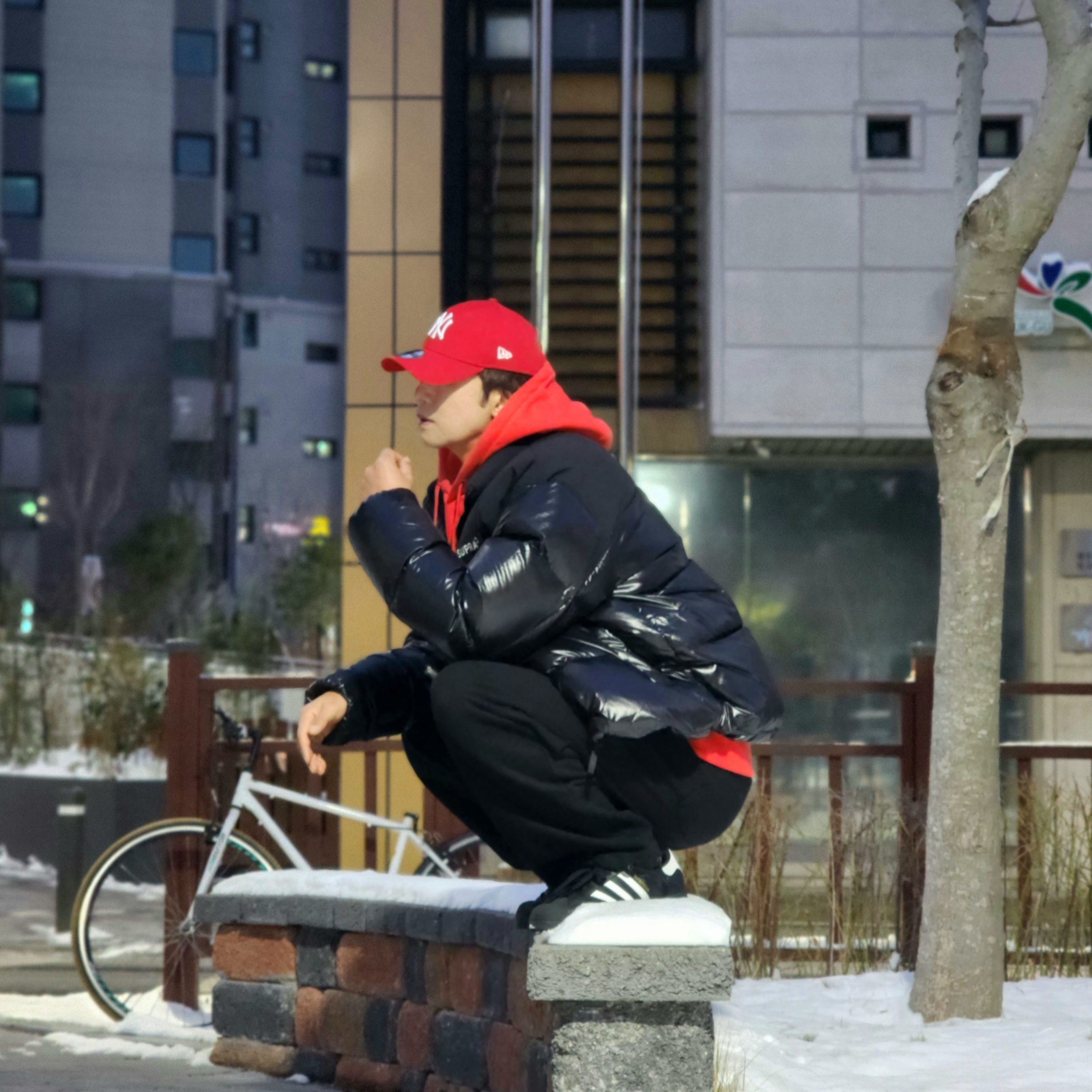 Stussy Beach Roots Hoodie Red, Adidas Superstar Core Black White 착용 스타일 - 3