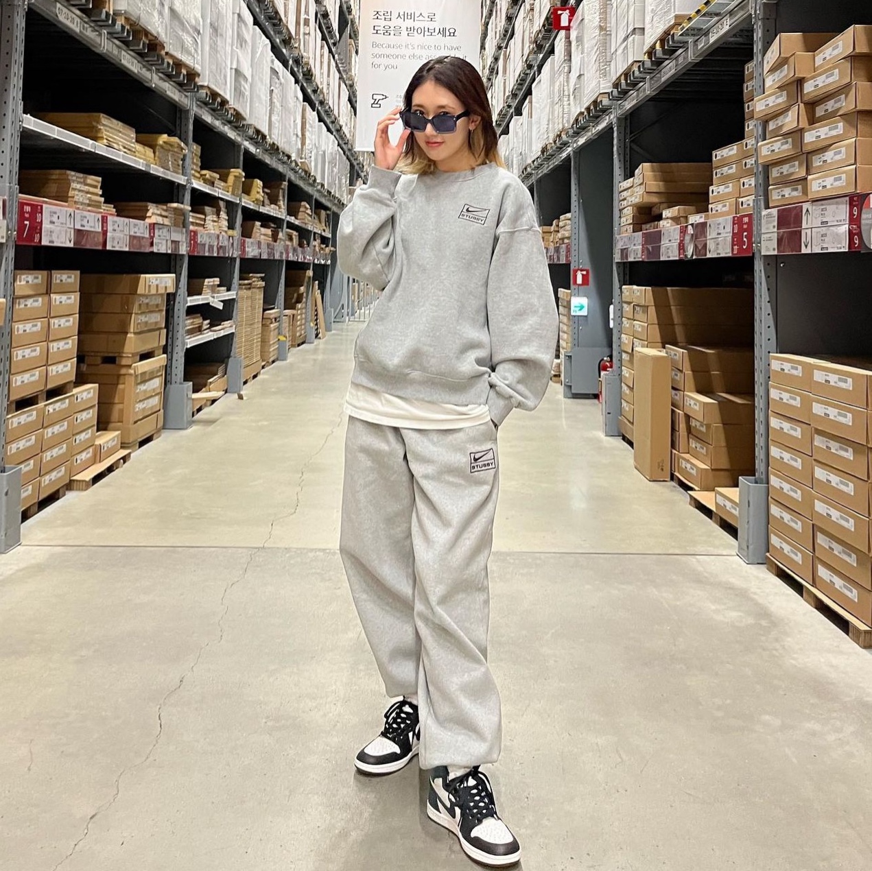 Nike x Stussy NRG Fleece Pants Dark Grey Heather (DO9340-063), Nike x Stussy NRG Fleece Crewneck Dark Grey Heather (DO9337-063) 착용 스타일