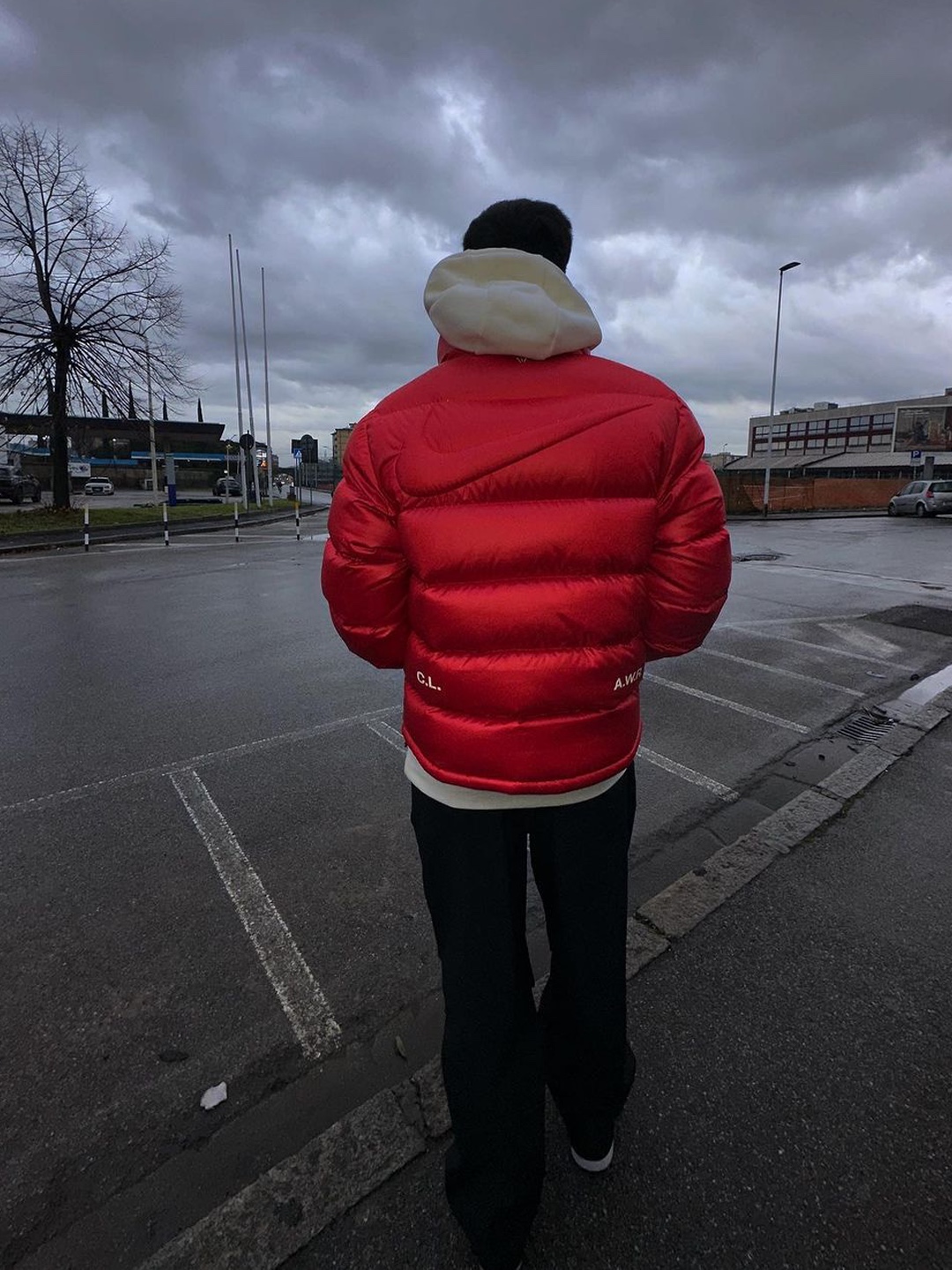 Nike x Drake Nocta Puffer Jacket University Gold - US/EU, Nike x Drake Nocta Sunset Puffer Jacket Red 착용 스타일 - 3