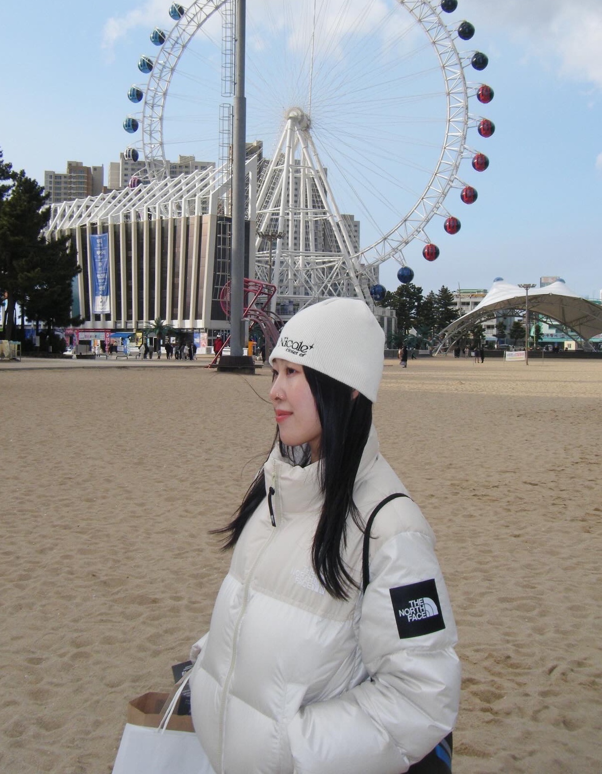 (W) The North Face White Label Novelty Nuptse Down Jacket Cream, Hoka Bondi 8 Black - Regular 착용 스타일 - 2