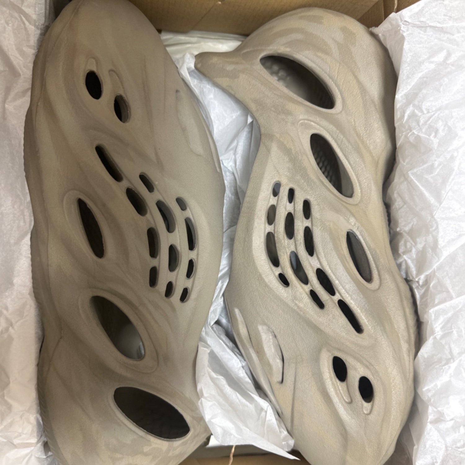 Adidas Yeezy Foam RNNR Stone Sage 착용 스타일