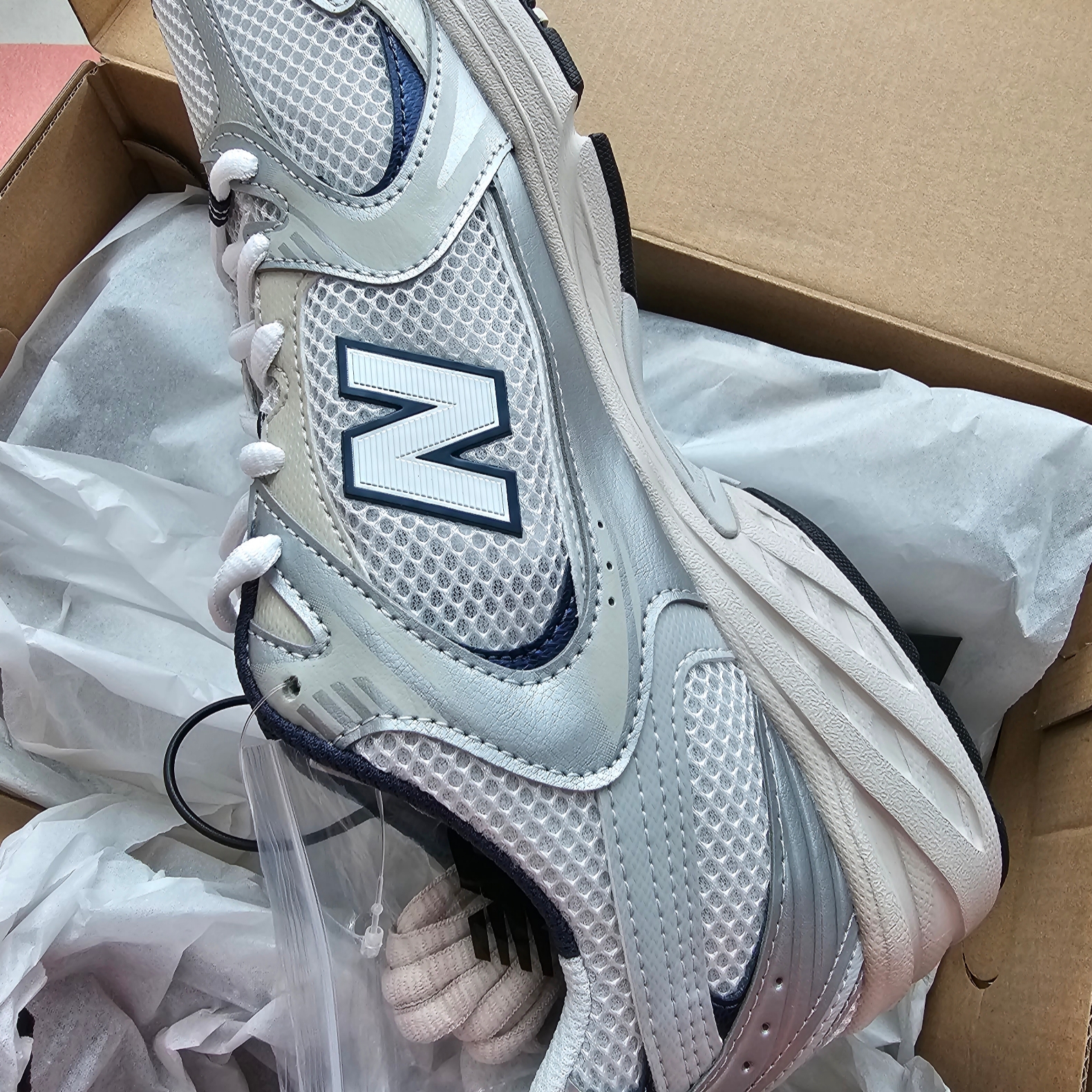 New Balance 530 Steel Grey 착용 스타일 - 1