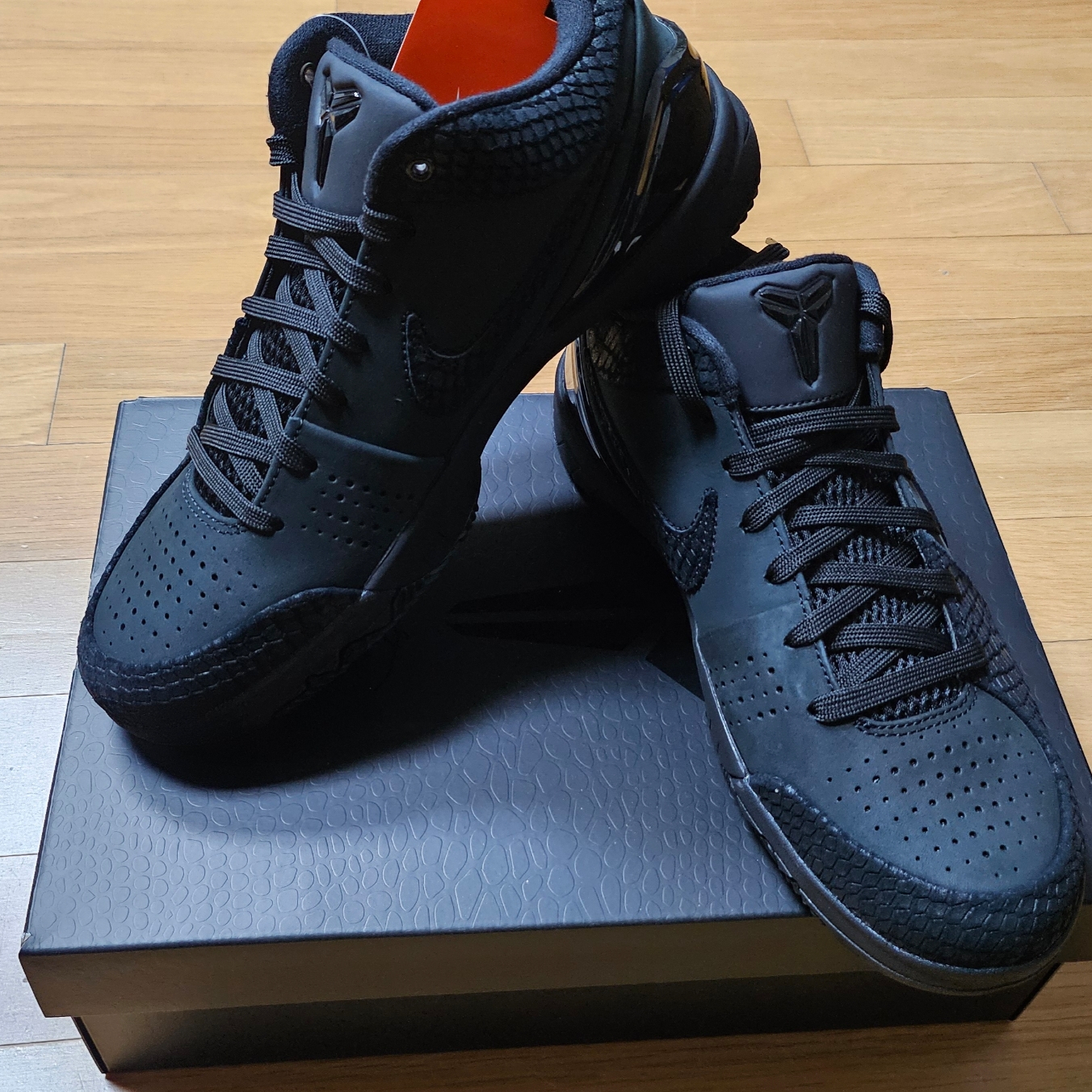 Nike Kobe 4 Protro Black University Gold 착용 스타일