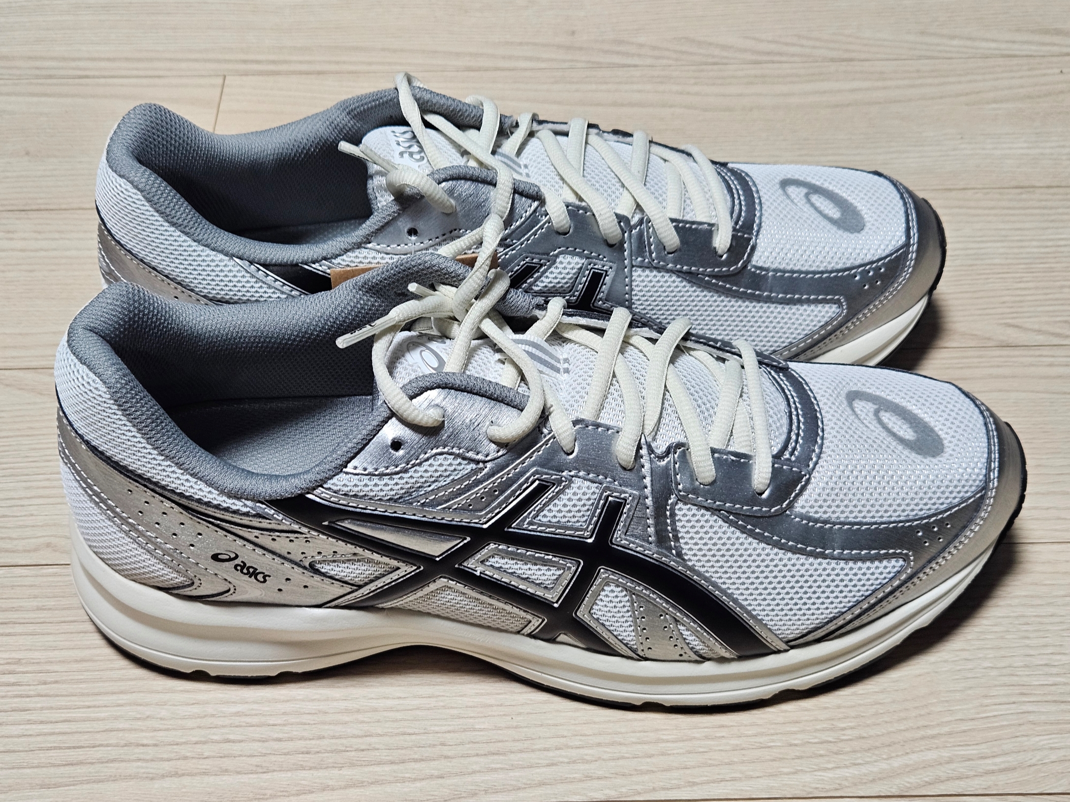 Asics Jog 100 S White Black - 2E Wide 착용 스타일