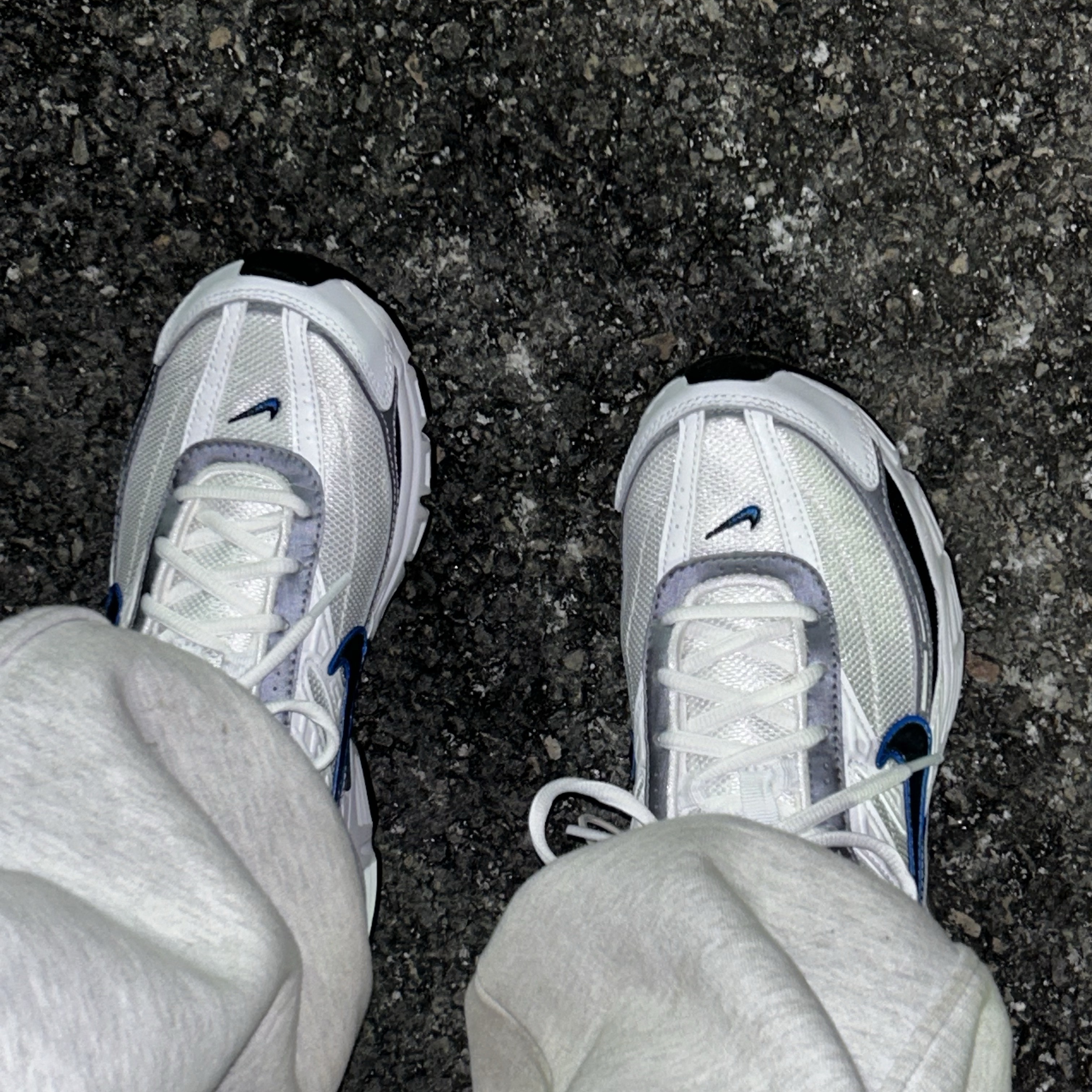 Nike Initiator White Obsidian Metallic Cool Grey 착용 스타일
