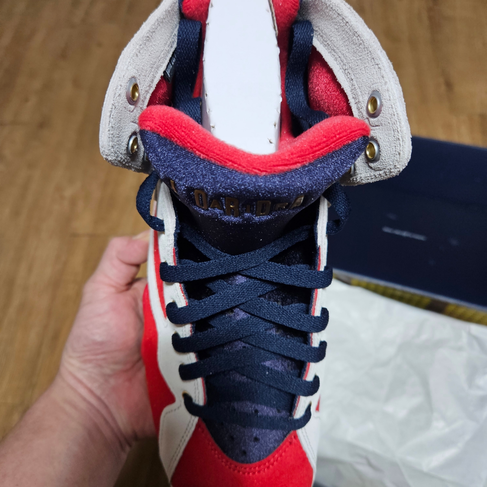 Jordan 7 x Trophy Room Retro SP True Red and Obsidian 착용 스타일 - 1