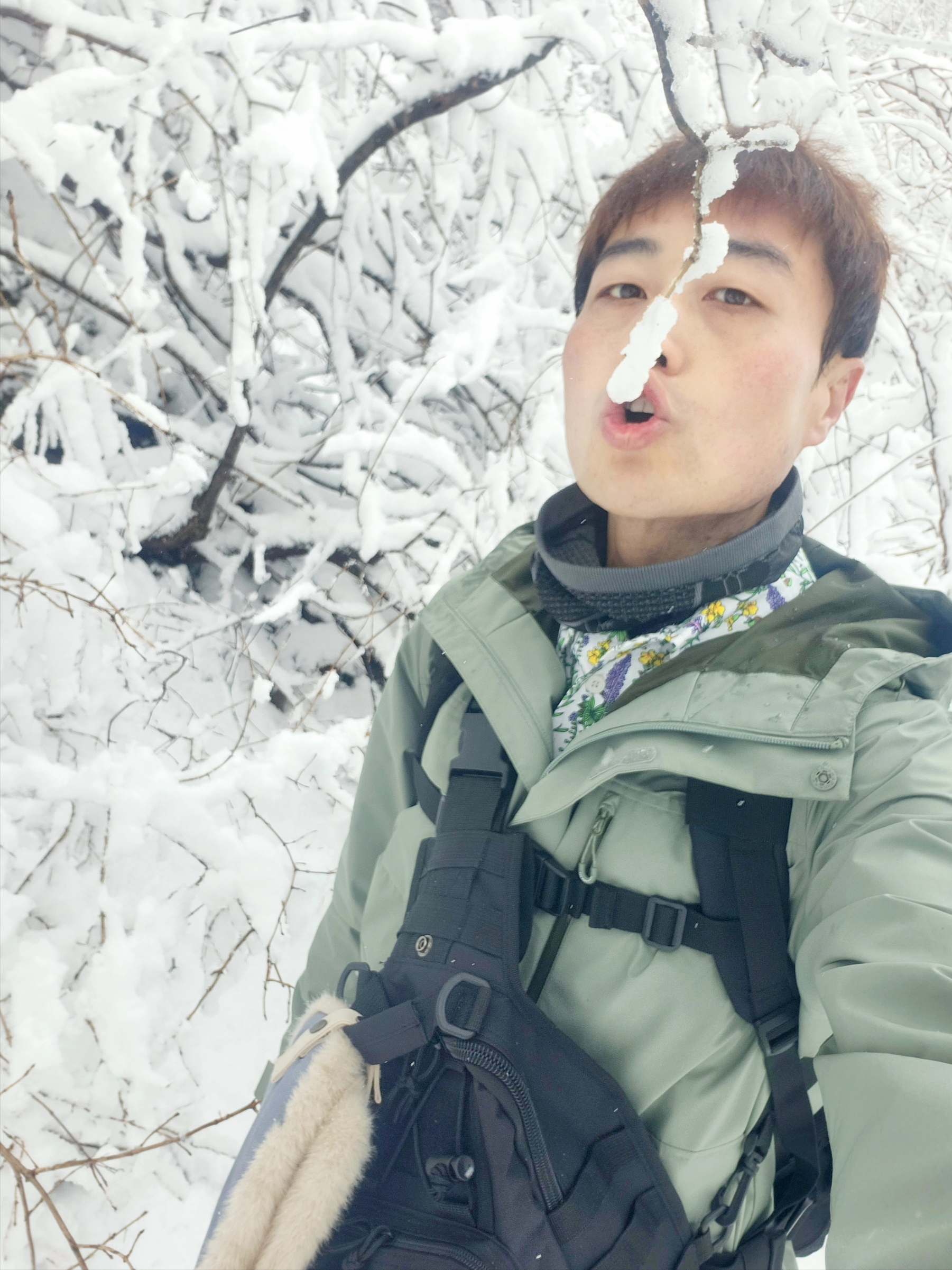 Nike NRG ACG Dri-Fit UV Snowgrass Trail Shirt Light Bone - Asia, Nike ACG Sun farer Trail Pants Earth - Asia 착용 스타일 - 2
