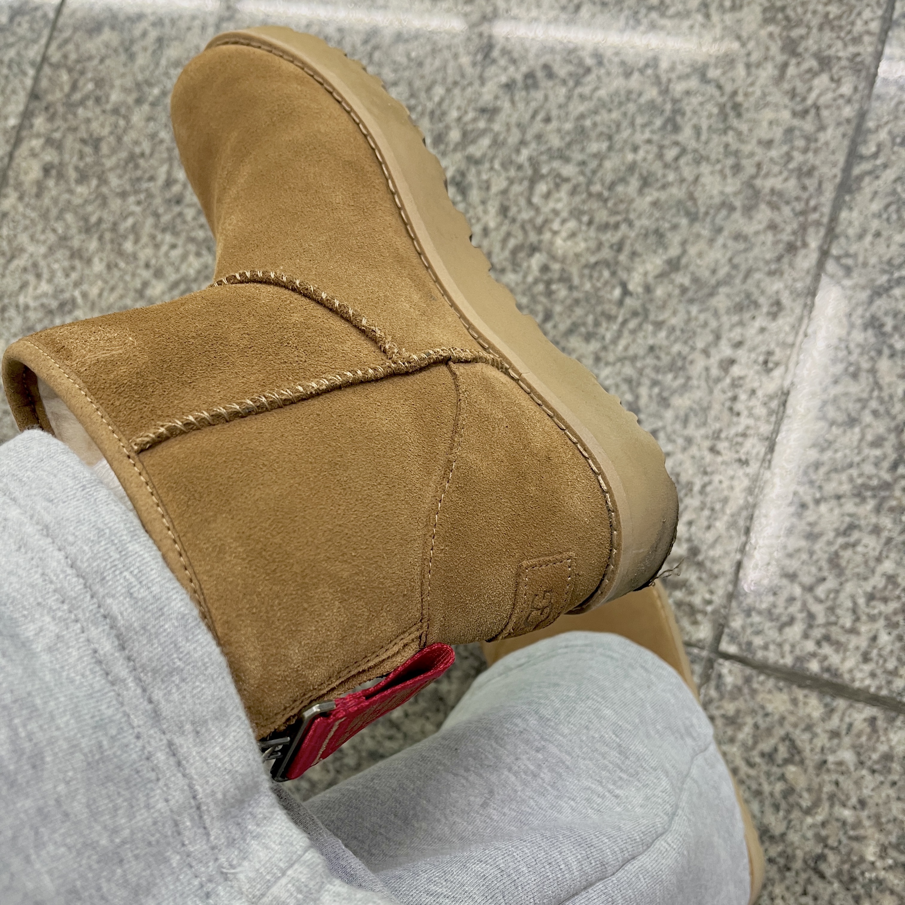 (W) UGG Classic Mini Logo Zip Boots Chestnut 착용 스타일