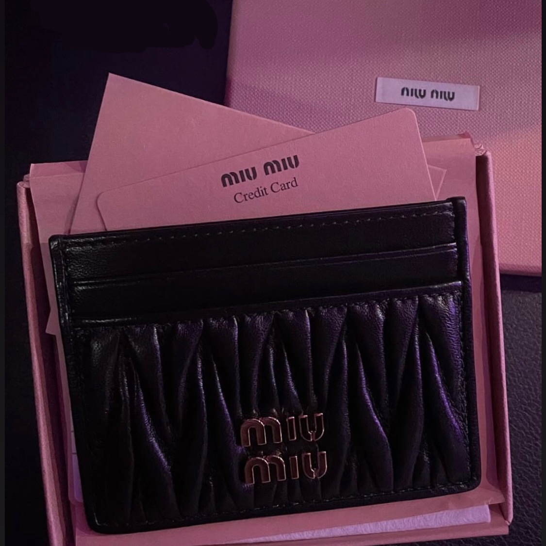 Miu Miu Matelasse Nappa Leather Card Holder Black 착용 스타일