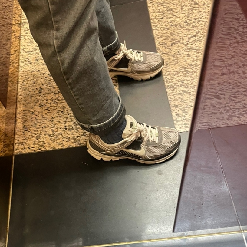 (W) Nike Zoom Vomero 5 Cobblestone and Flat Pewter, Nike Zoom Vomero 5 PRM Light Iron Ore and Flat Fewter 착용 스타일 - 3