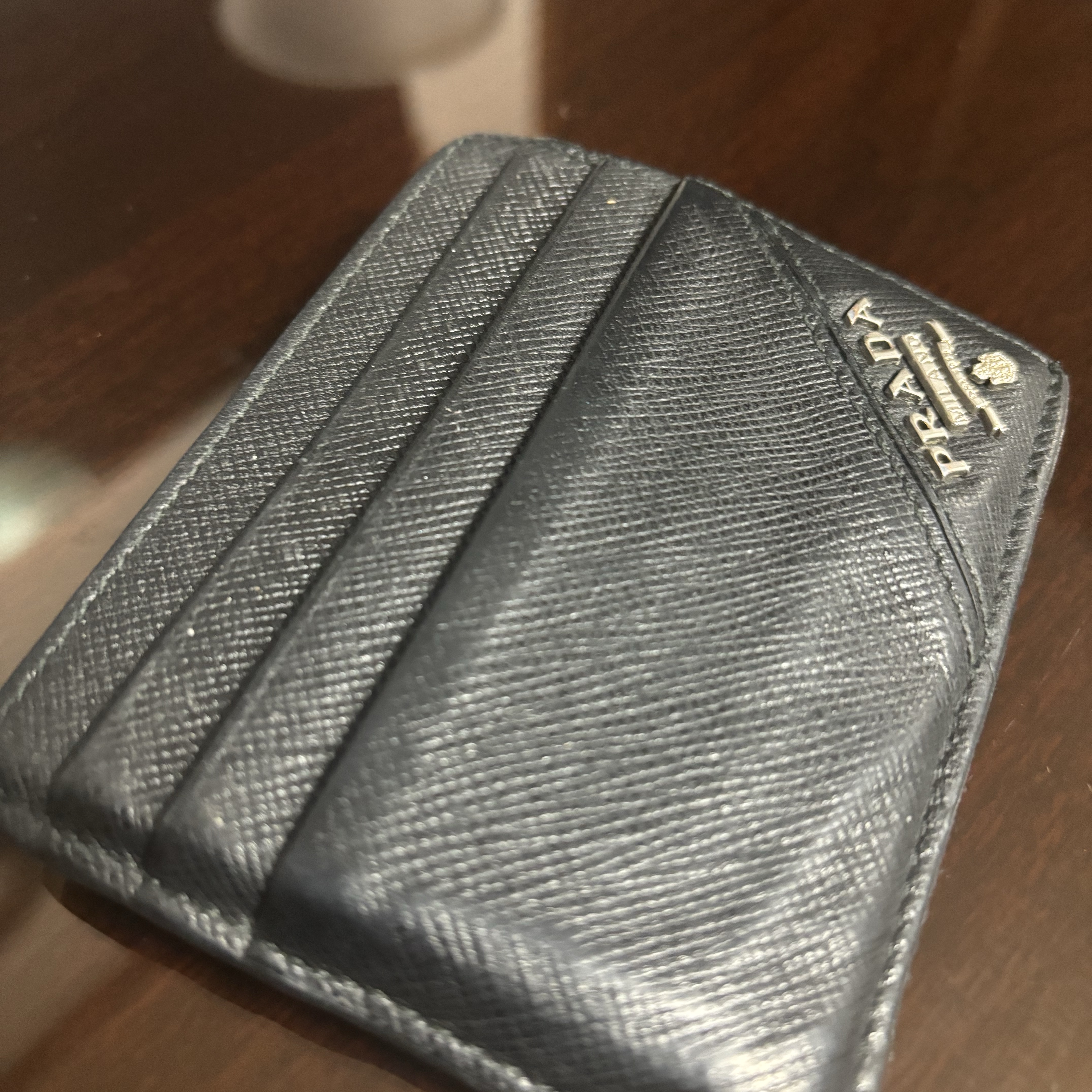 Prada Saffiano Leather Card Holder Black 착용 스타일