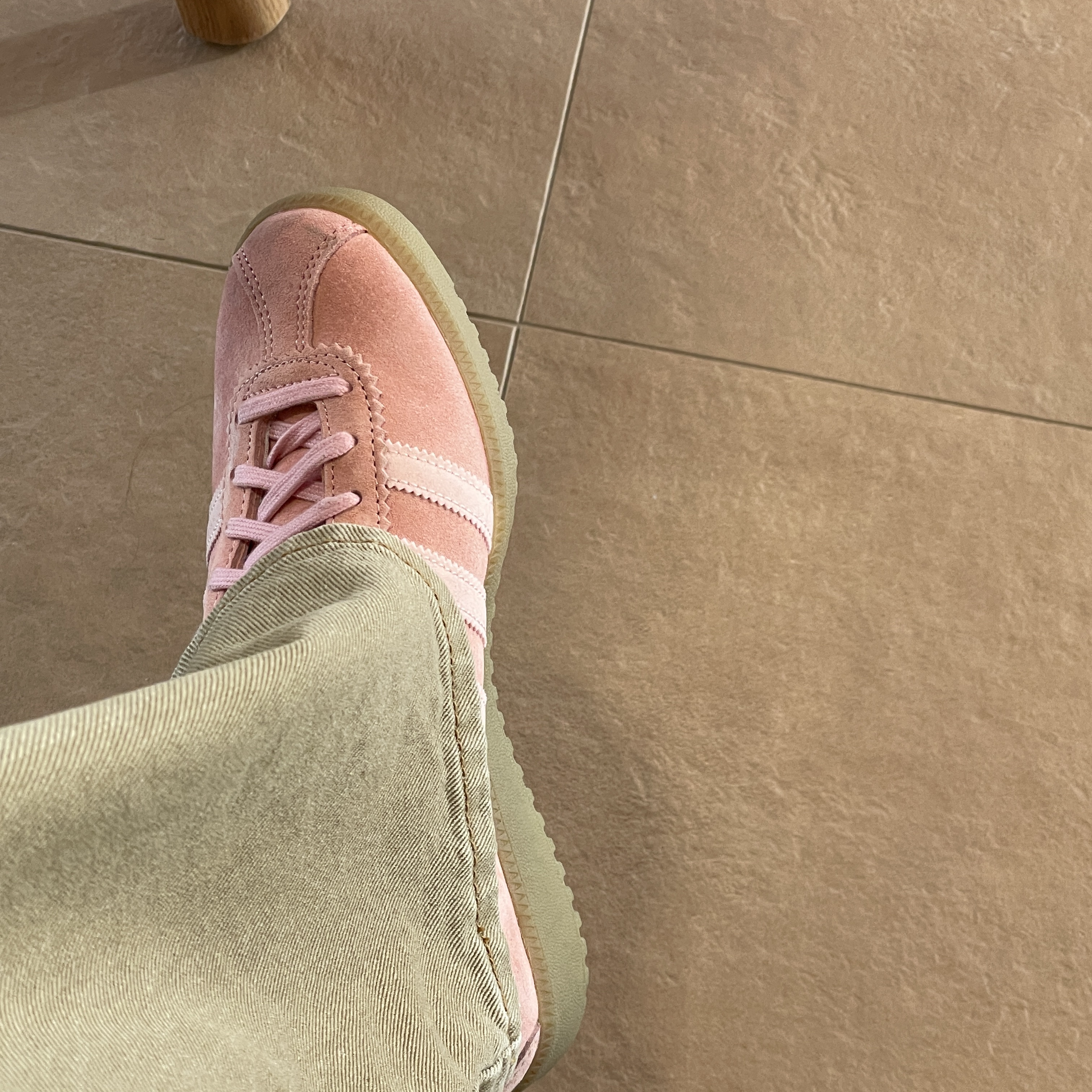 Adidas Bermuda Glow Pink 착용 스타일