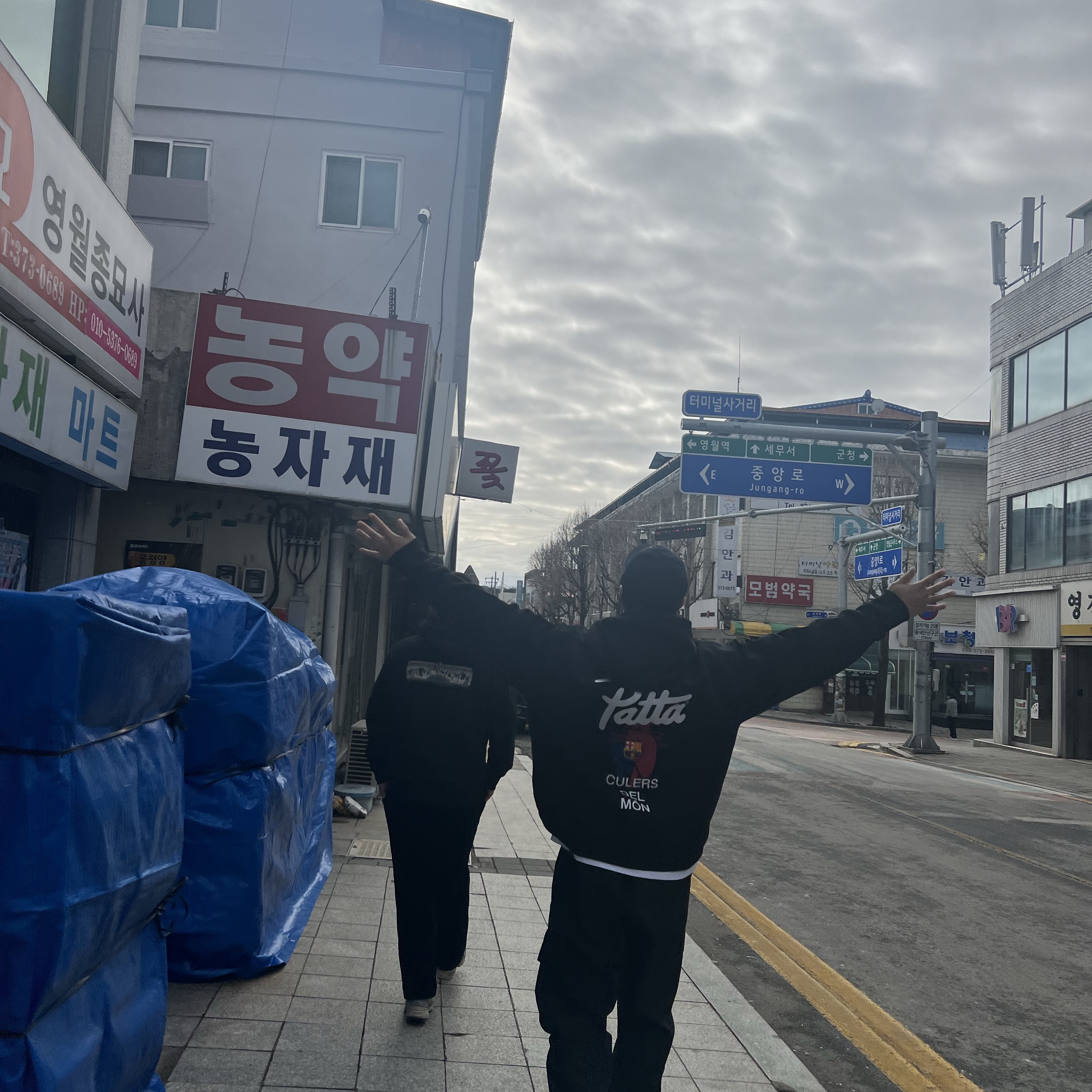 Nike x Patta x FC Barcelona Solo Swoosh Hoodie Culers del Món (FD4147-010), Nike x Stussy NRG Cuffed Beanie Black 착용 스타일 - 2