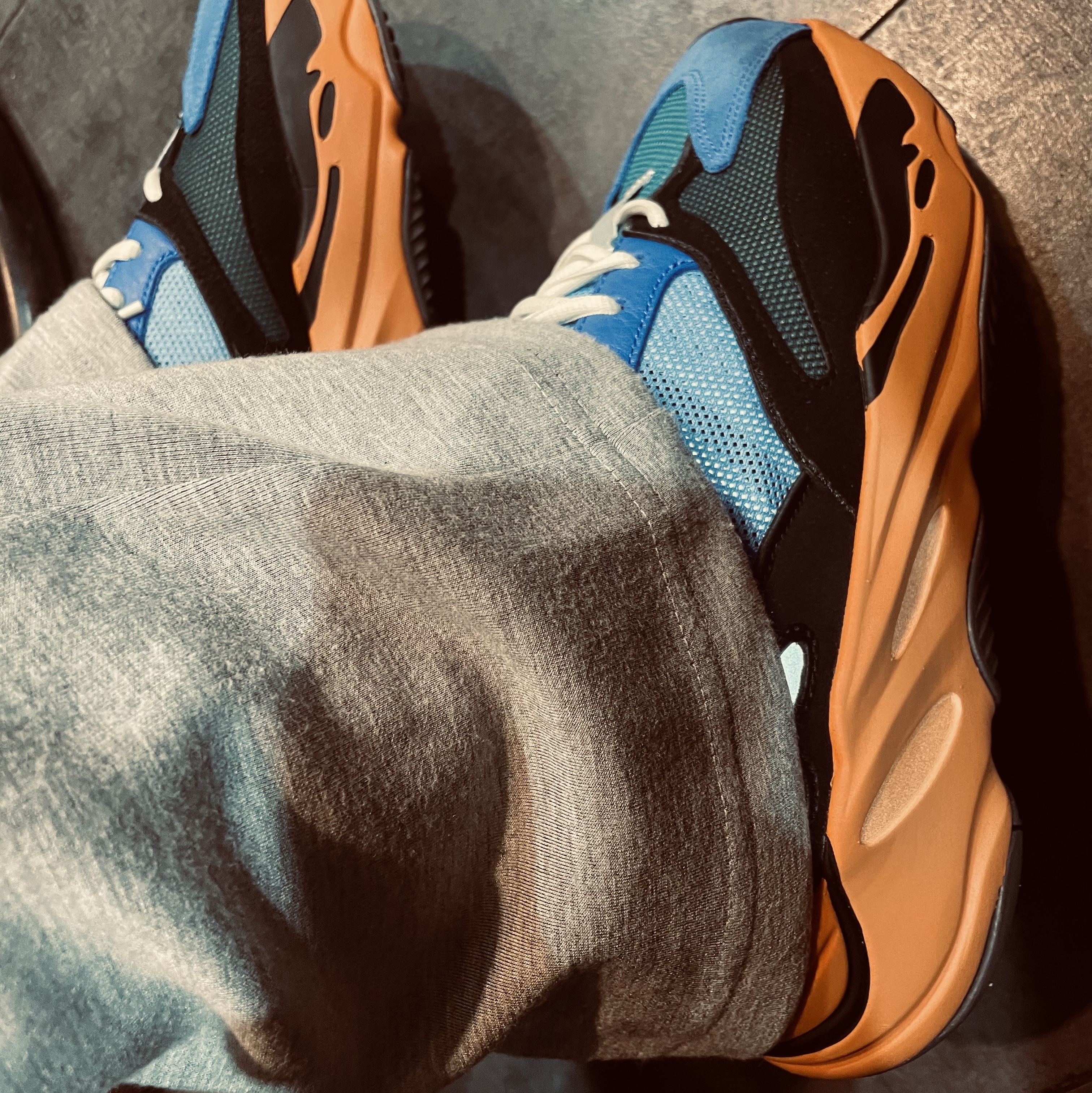 Adidas Yeezy Boost 700 Bright Blue 착용 스타일 - 1