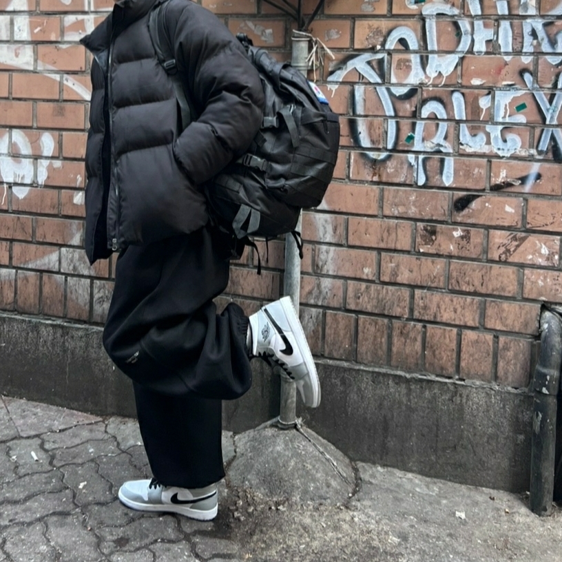 Undermycar Mu.03 Anti Fxxking Logo Play Oversized Sweat Jogger Black, Jordan 1 Mid Light Smoke Grey 착용 스타일 - 4