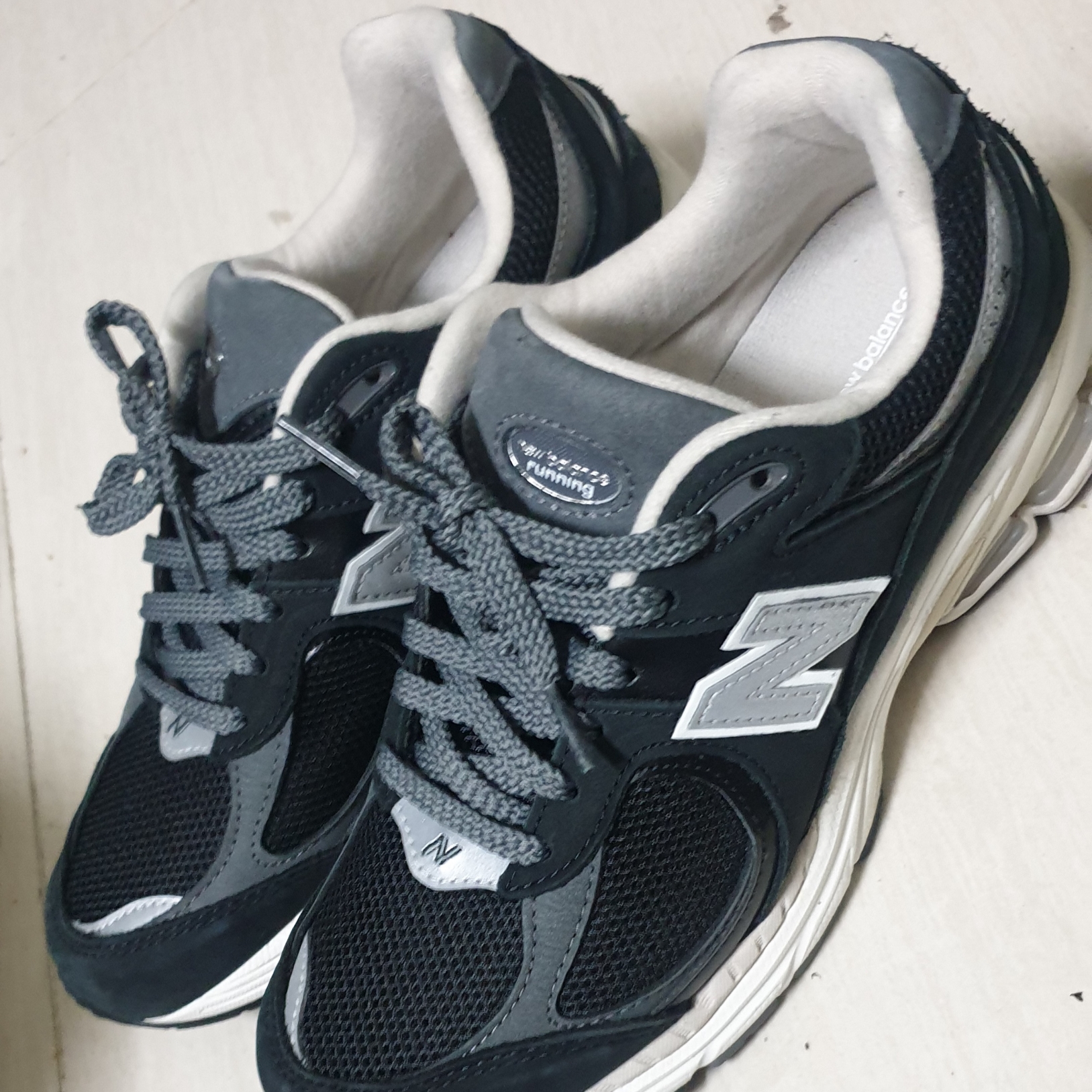 New Balance 2002R Premium Vintage Black 착용 스타일