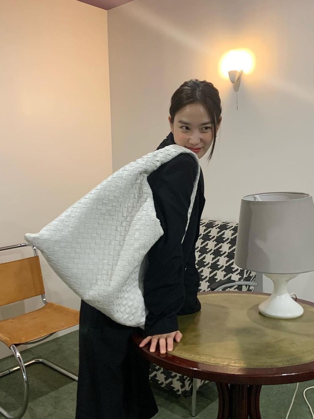 샤넬 클래식 맥시 핸드백 그레인드 카프스킨 & 골드 메탈 블랙, 생로랑 르 5 아 7 서플 라지 그레인드 레더 블랙 착용 스타일 - 4