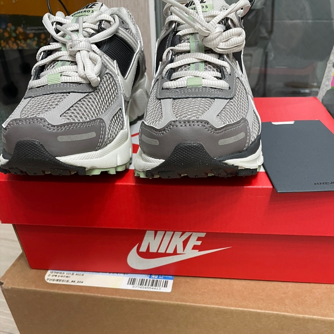 (W) Nike Zoom Vomero 5 Cobblestone and Flat Pewter, Nike Zoom Vomero 5 PRM Light Iron Ore and Flat Fewter 착용 스타일 - 1