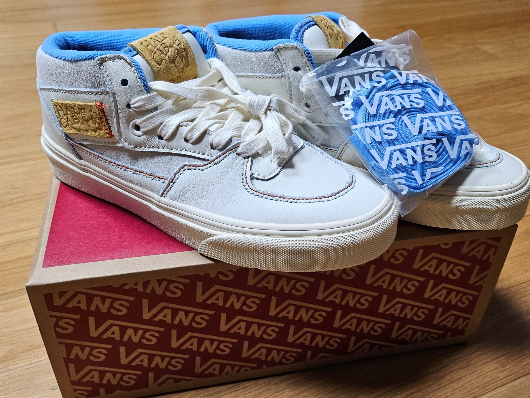 Vans x IAB Studio Half Cab Marshmallow Antique White 착용 스타일