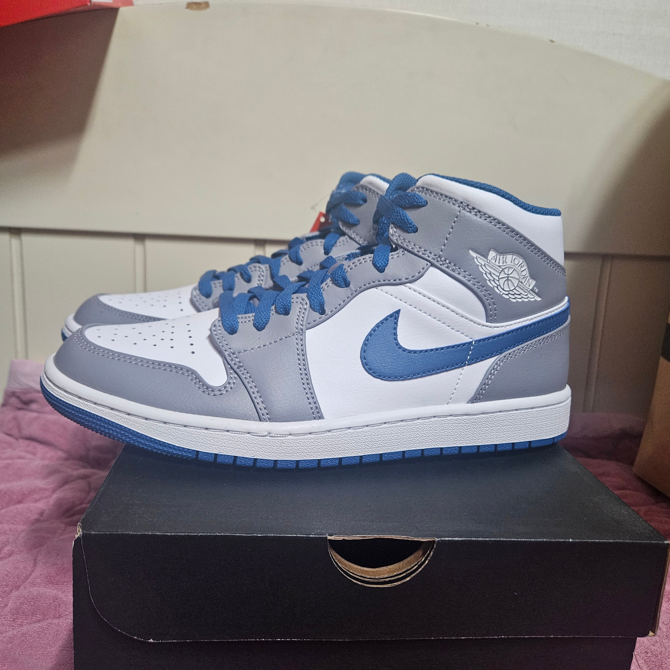Jordan 1 Mid Cement Grey True Blue 착용 스타일