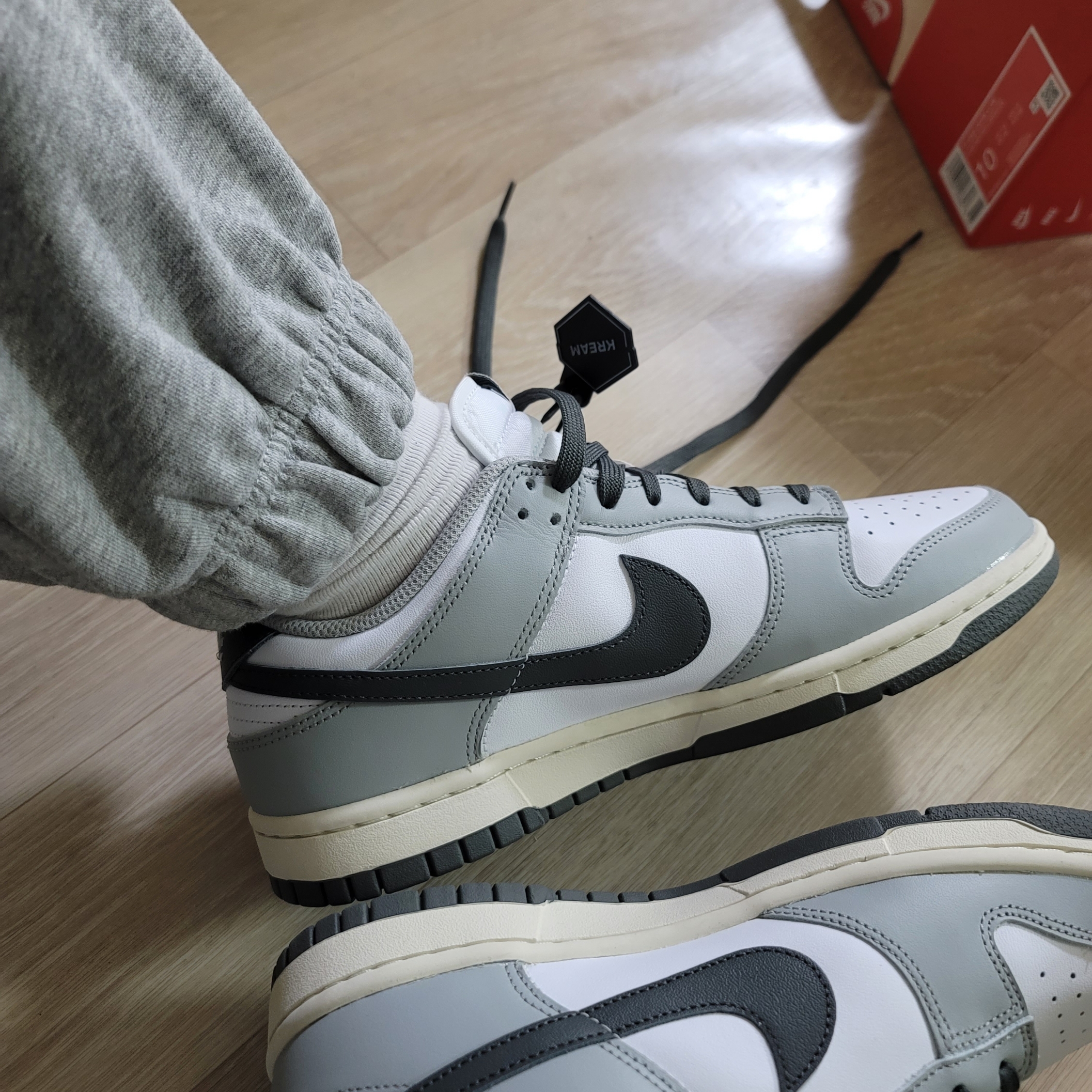 (W) Nike Dunk Low Light Smoke Grey 착용 스타일 - 1