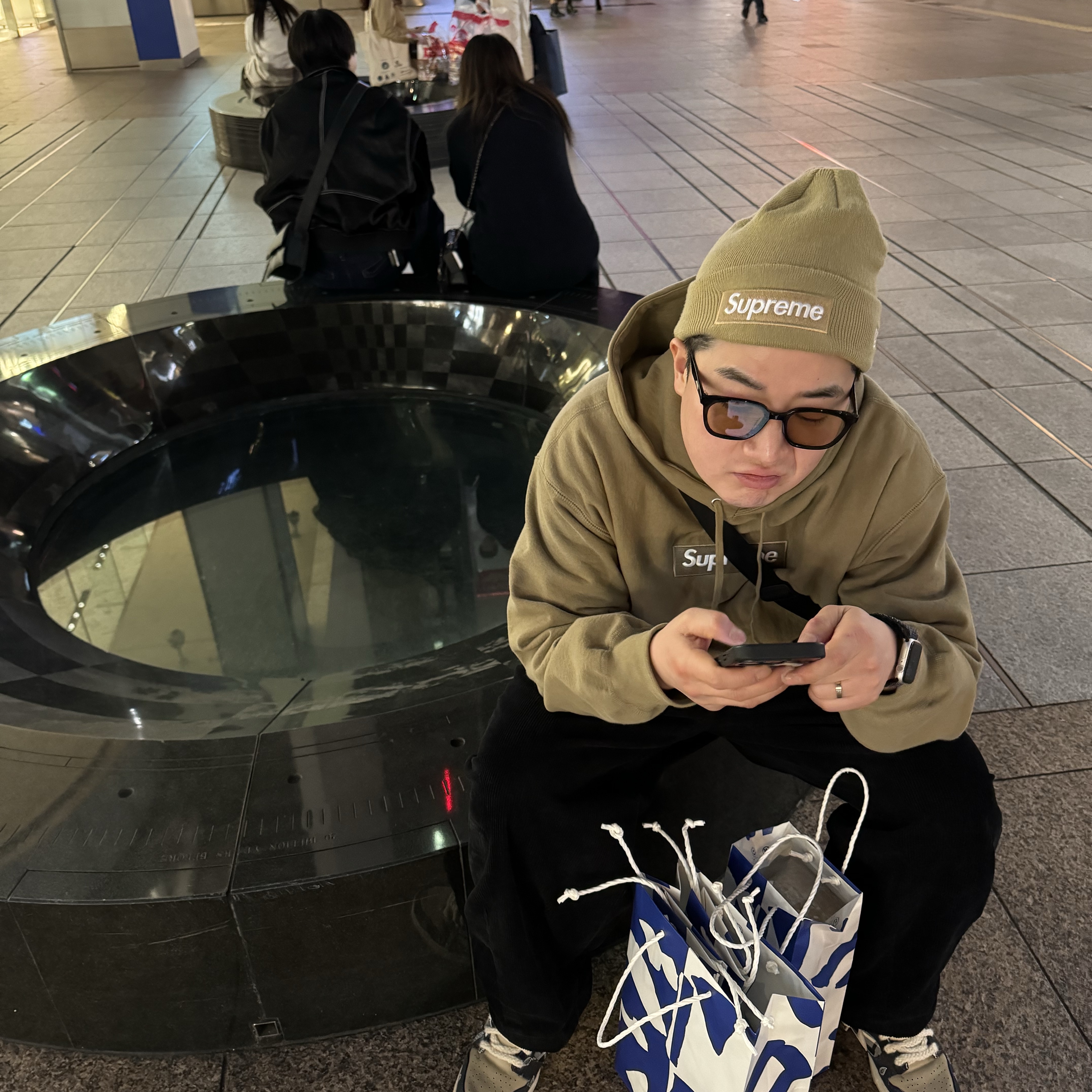 Supreme Box Logo Hooded Sweatshirt Dark Sand - 23FW, Supreme New Era Box Logo Beanie Dark Sand - 23FW 착용 스타일 - 2
