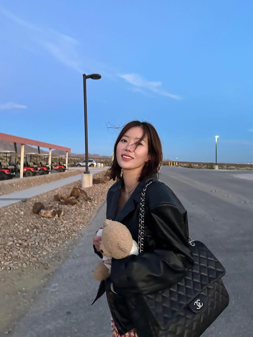샤넬 클래식 맥시 핸드백 그레인드 카프스킨 & 골드 메탈 블랙, 생로랑 르 5 아 7 서플 라지 그레인드 레더 블랙 착용 스타일 - 2