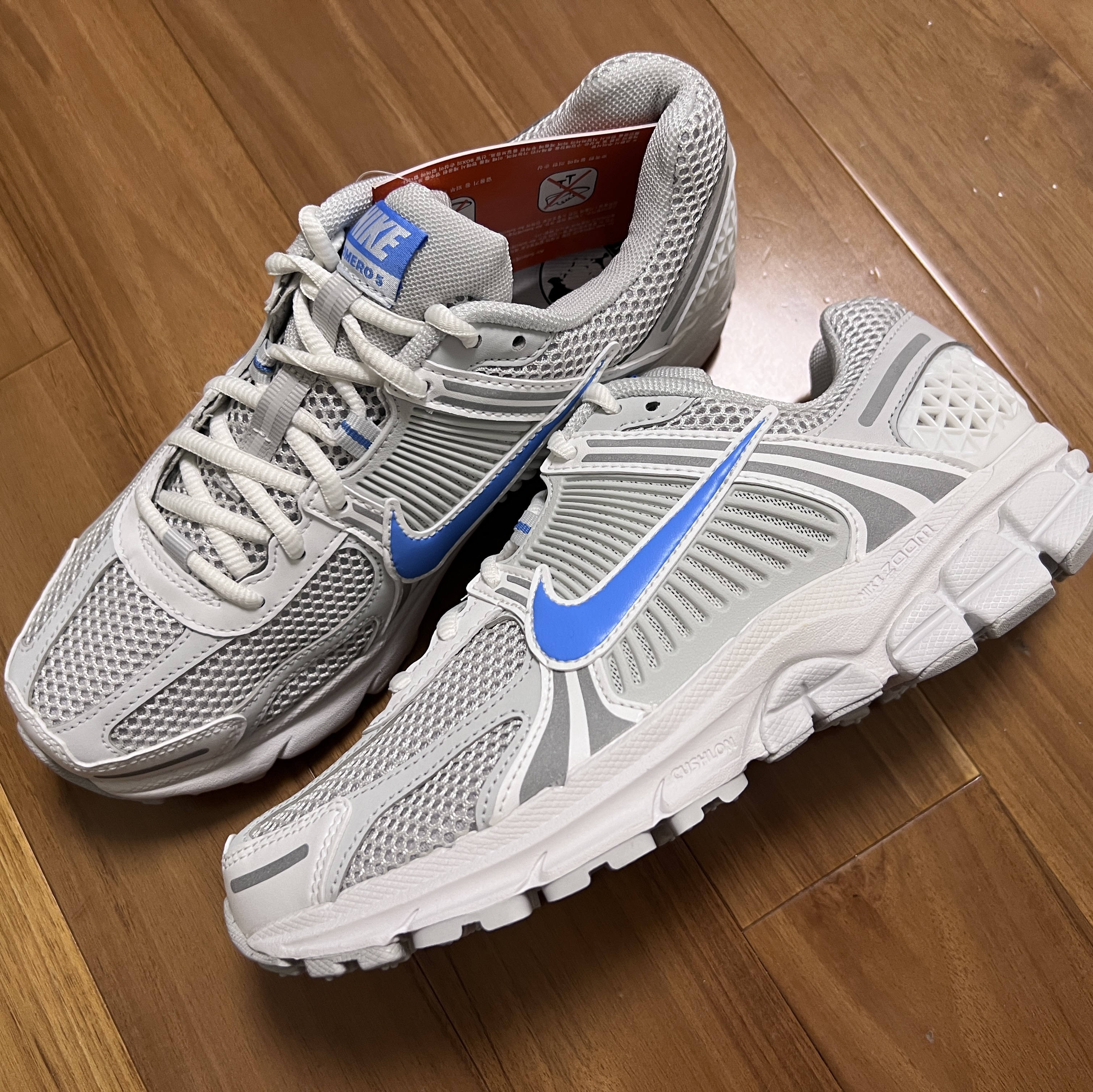Nike Zoom Vomero 5 Photon Dust and University Blue 착용 스타일