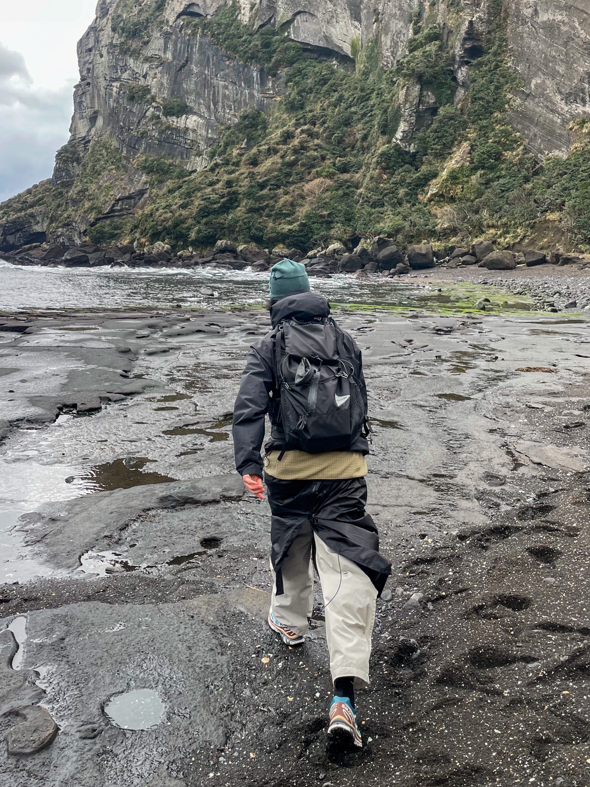 Arc'teryx x Beams Zeta SL Jacket Black Orange, Arc'teryx Bird Head Toque Dark Magic 착용 스타일 - 3