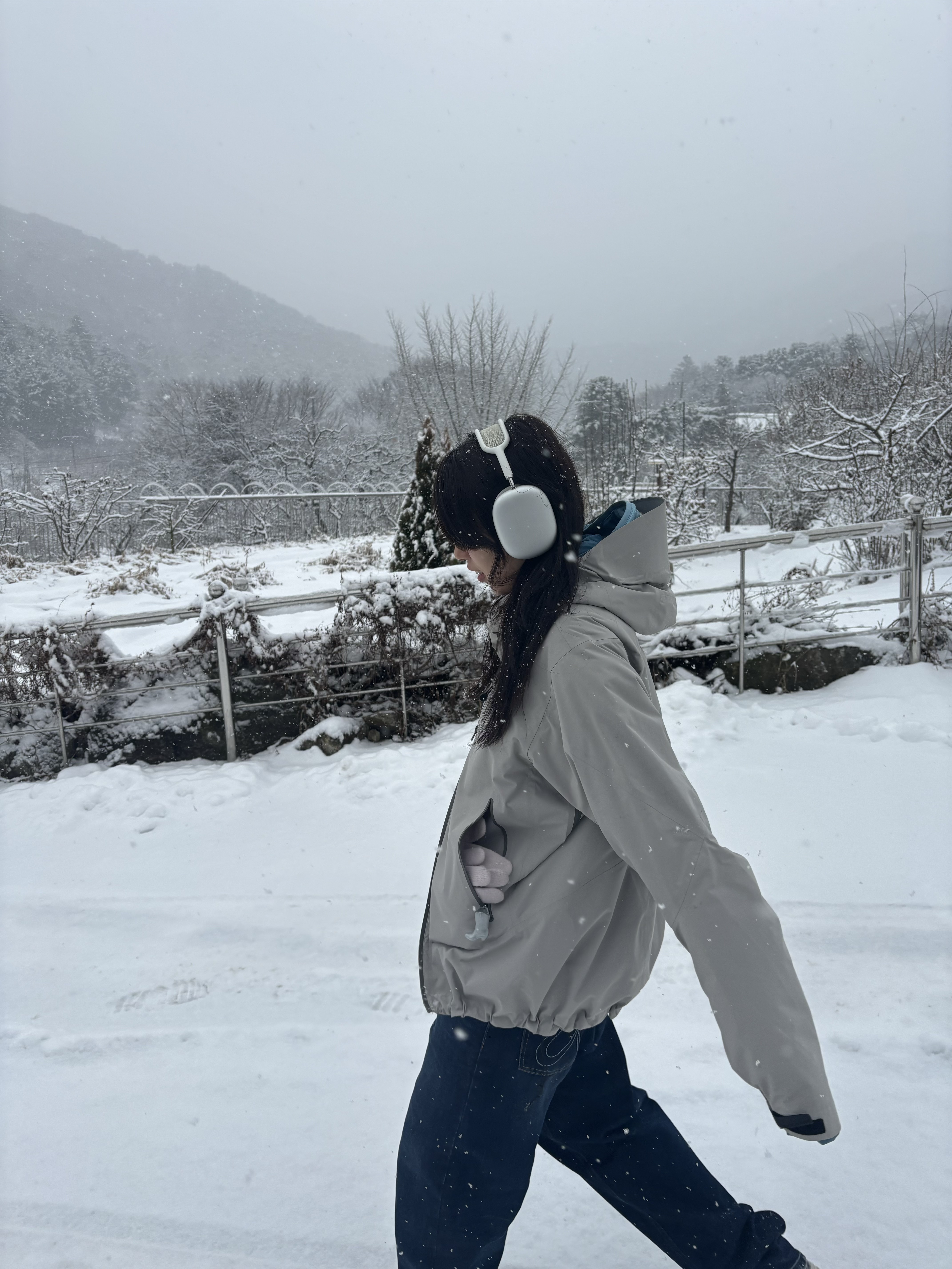 Apple AirPods Max Lightning Silver (Korean Ver.), Sansan Gear Windblock Jacket Grey - 23SS 착용 스타일