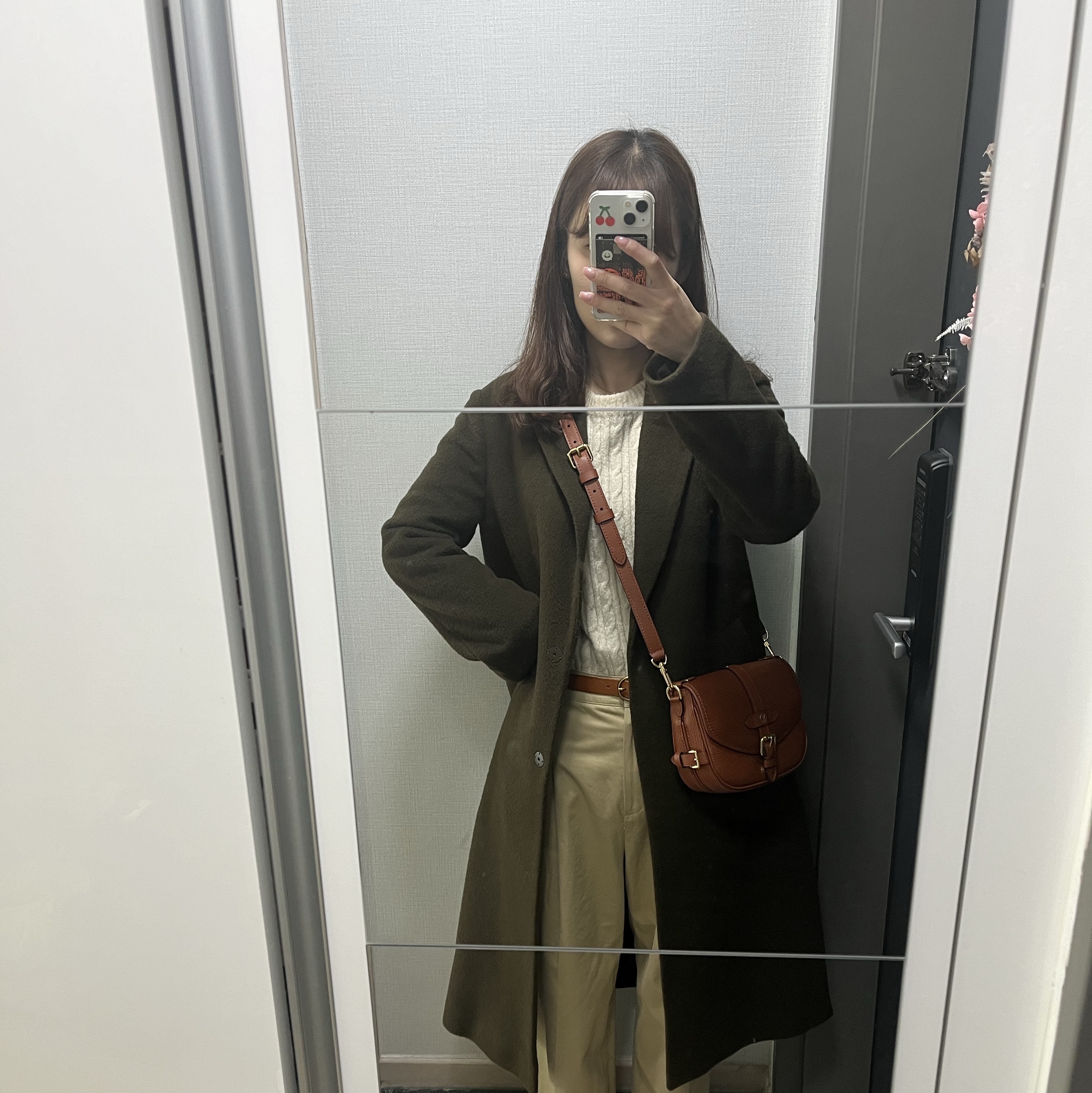 Louis Vuitton Saumur BB Epi Black 착용 스타일