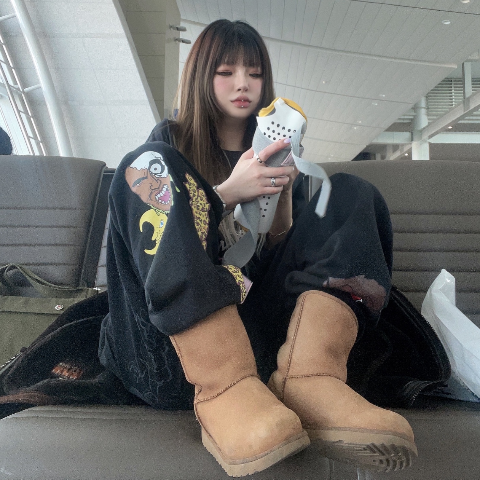 (W) UGG Classic Short II Boots Chestnut, Supreme Sunrise Sweatpants Black - 23FW 착용 스타일