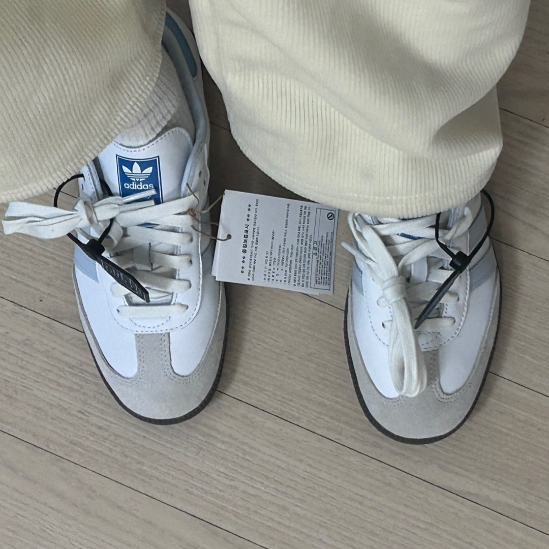 Adidas Samba OG Core White Halo Blue 착용 스타일