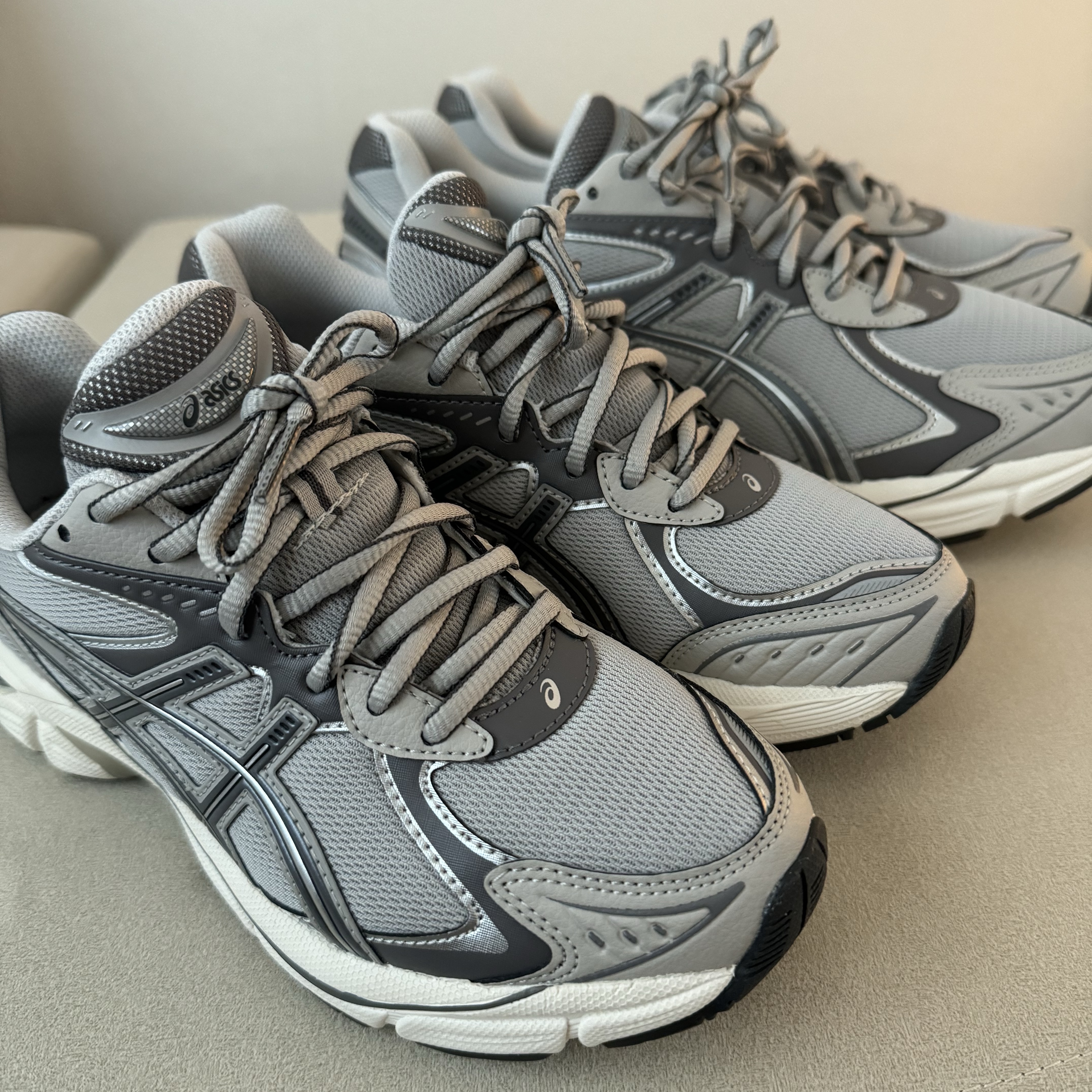 Asics GT-2160 Oyster Grey Carbon 착용 스타일 - 4