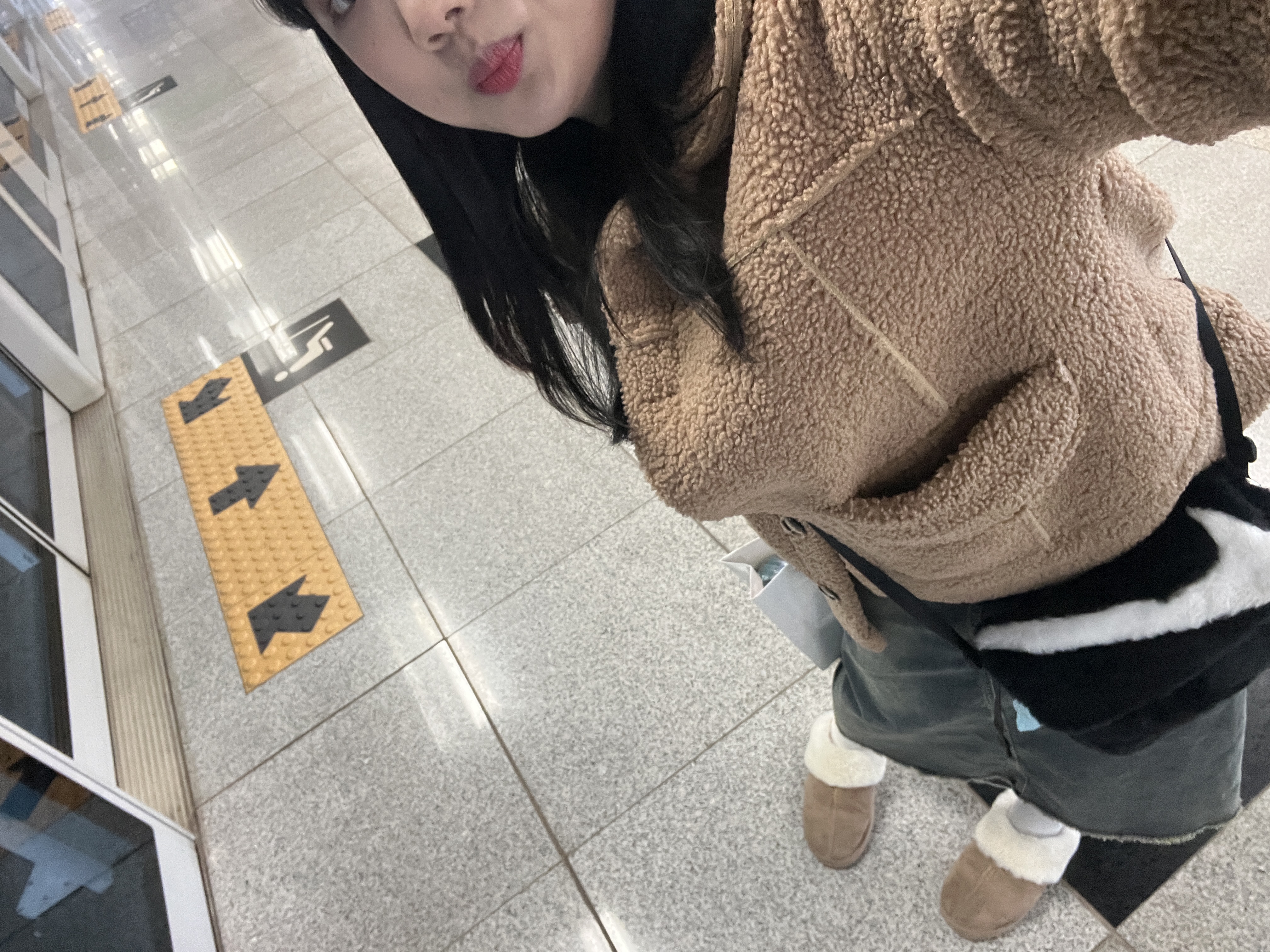 Nike NSW Futura 365 Faux Fur Crossbody Bag 1L Black 착용 스타일