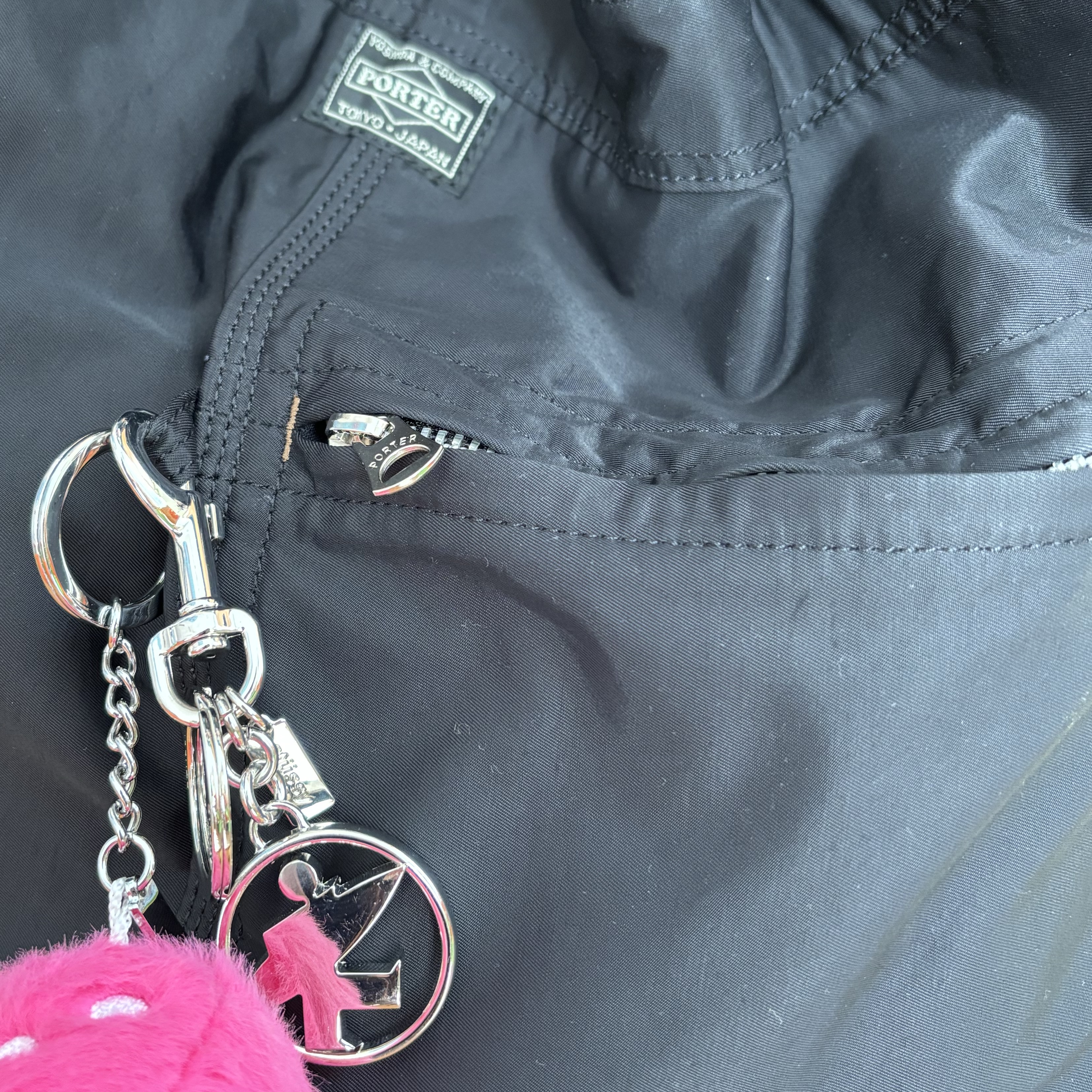 Stussy Surfman Keychain Silver, Stussy Fuzzy Dice Keychain Pink 착용 스타일