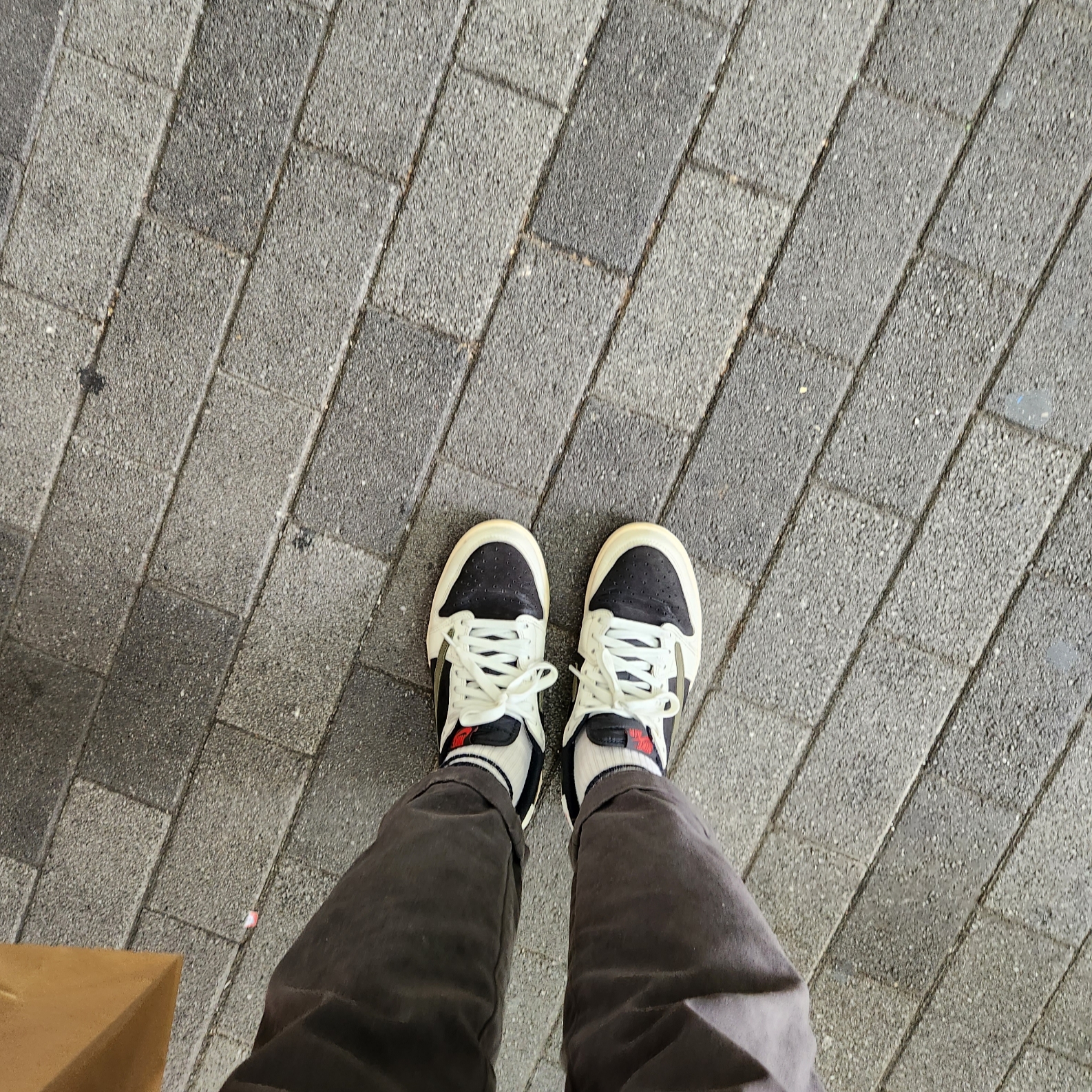 (W) Jordan 1 x Travis Scott Retro Low OG SP Medium Olive 착용 스타일 - 1
