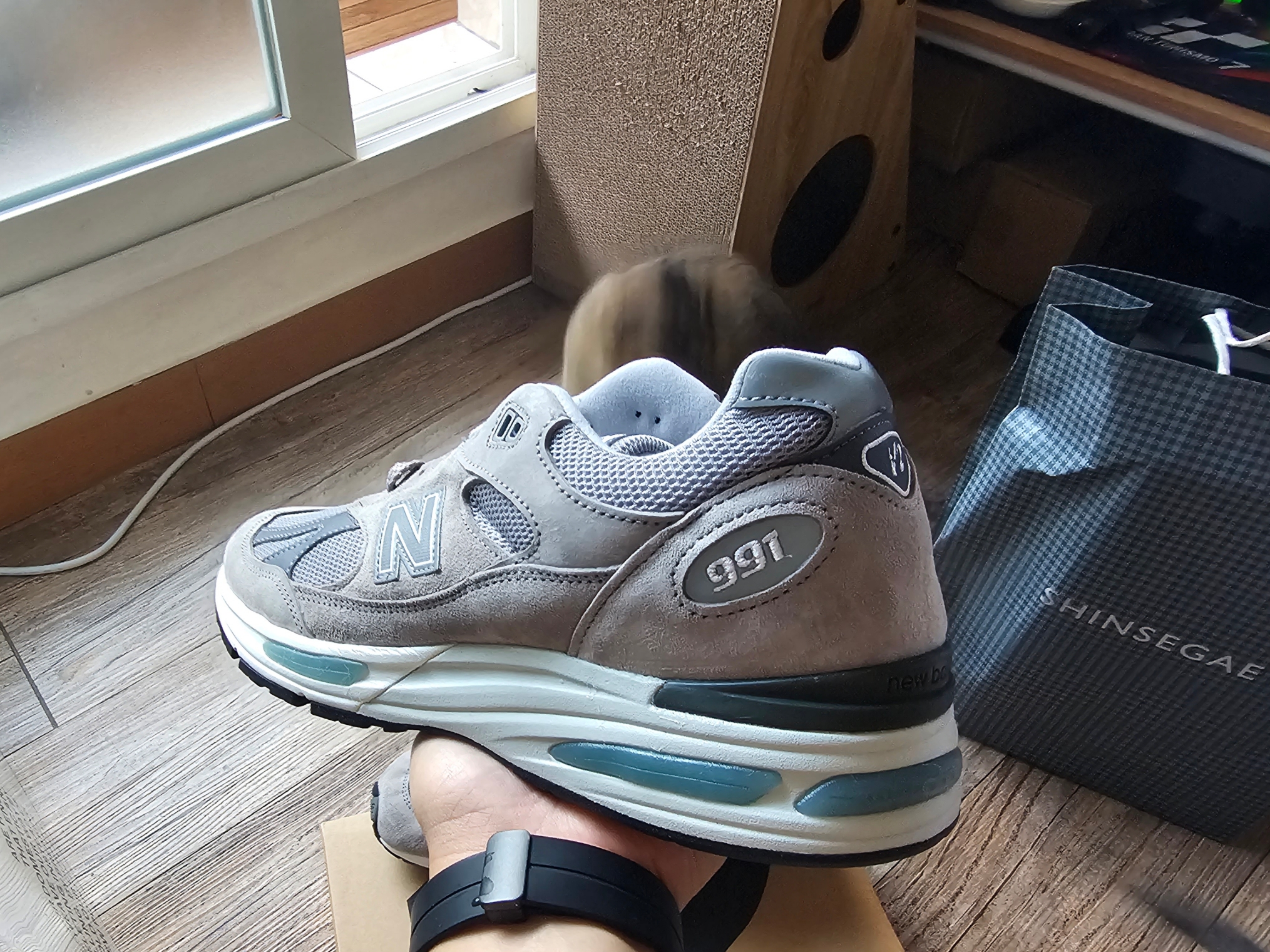 New Balance 991v2 Made in UK Rock Ridge Alloy Silver 착용 스타일 - 2