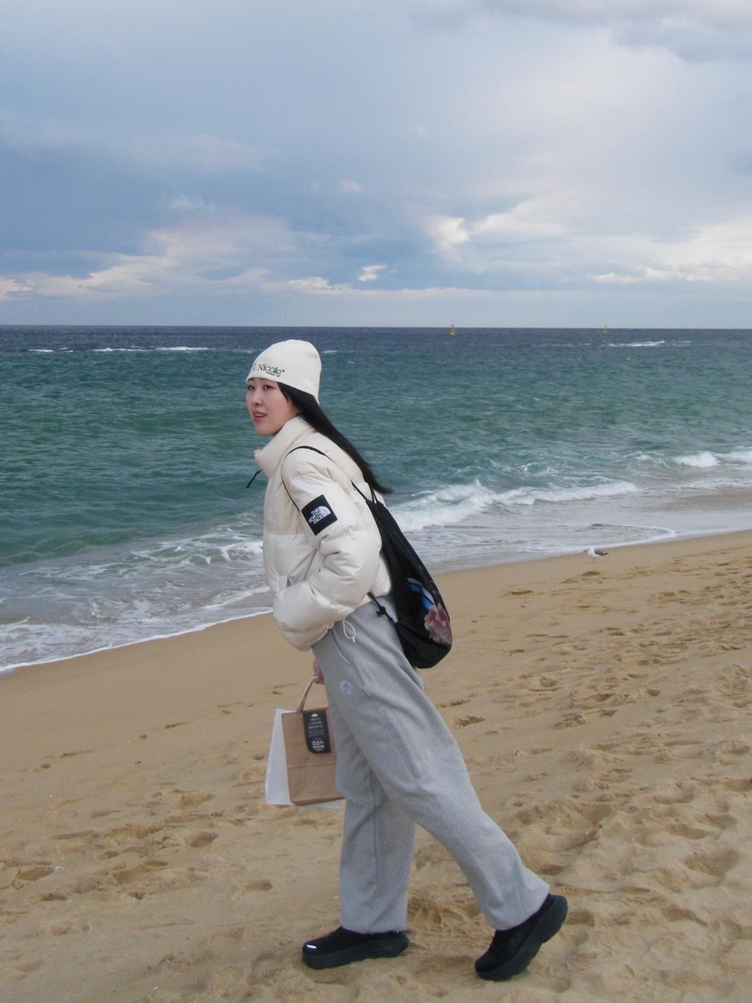 (W) The North Face White Label Novelty Nuptse Down Jacket Cream, Hoka Bondi 8 Black - Regular 착용 스타일 - 3