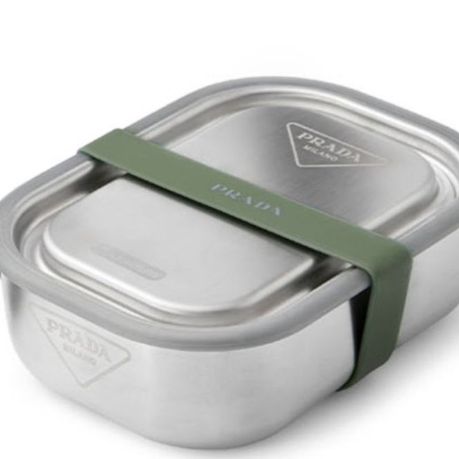 Prada Stainless Steel Lunch Box Steel Gray 착용 스타일 - 2